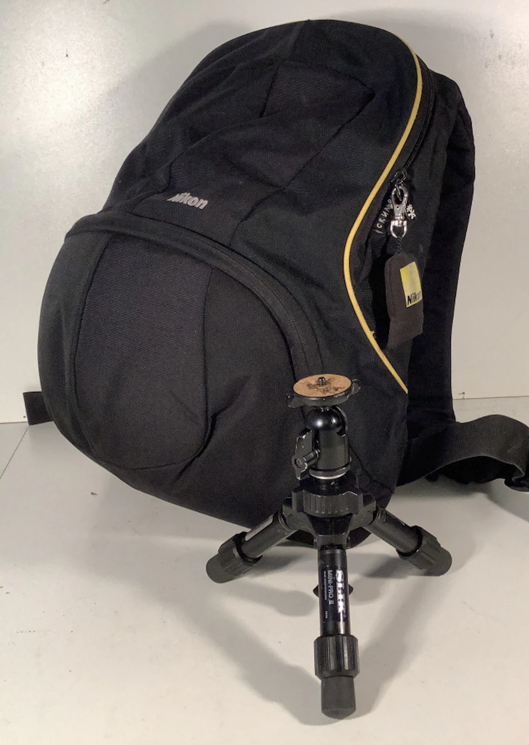 56 - Nikon reppu ja Slik minijalusta