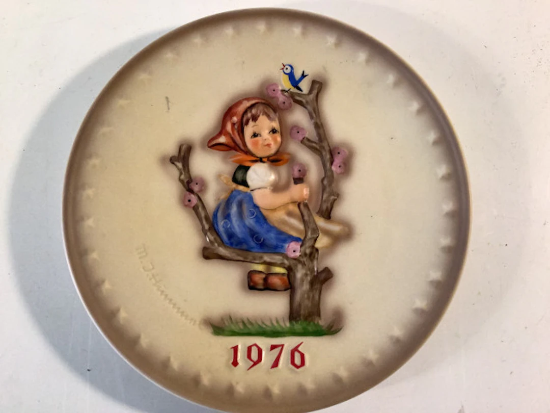 38 - Käsinmaalattu vuosilautanen 1976