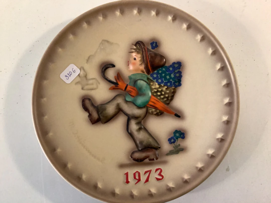 31 - Käsinmaalattu vuosilautanen 1973