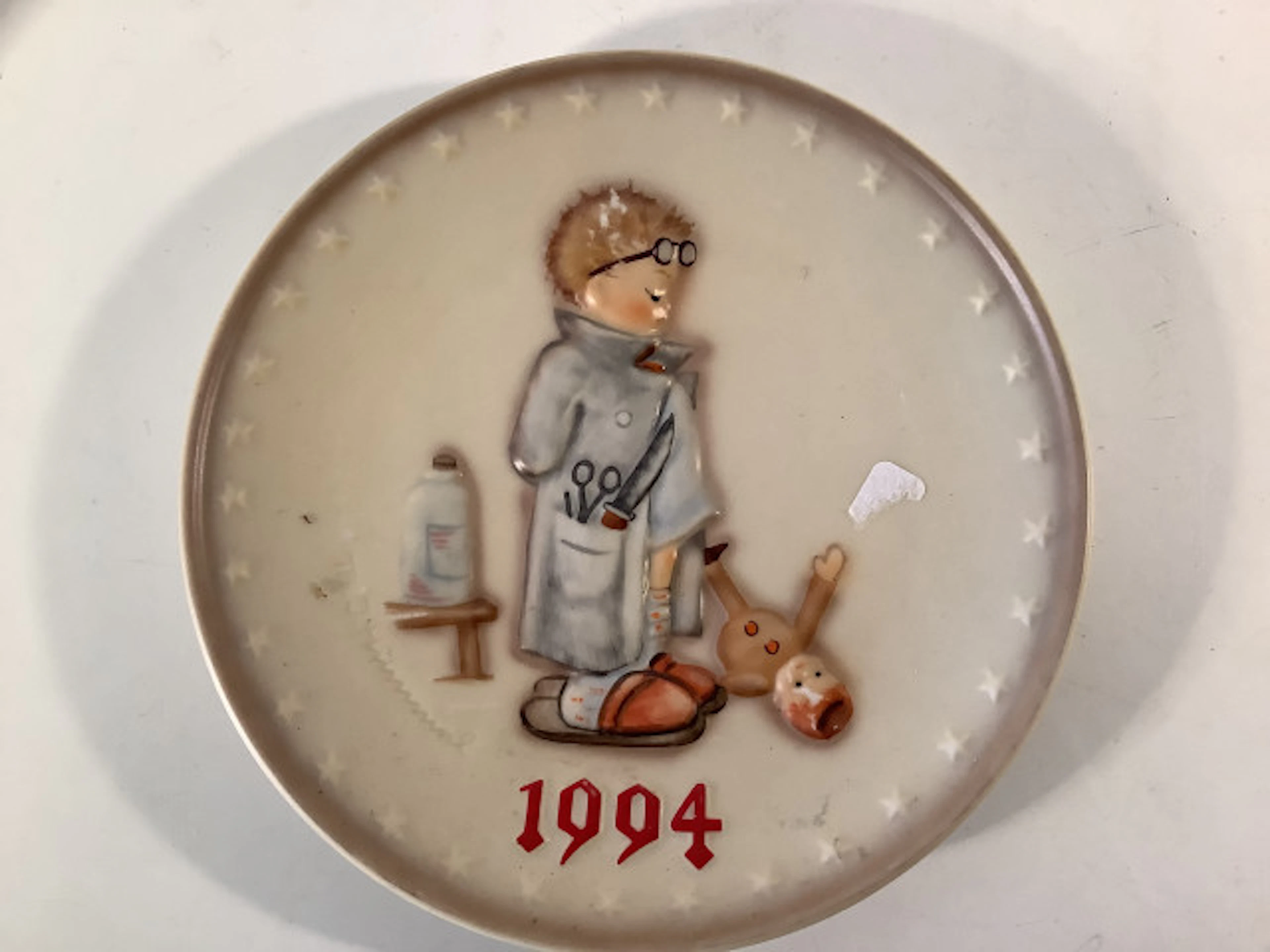 26 - Käsinmaalattu vuosilautanen 1994