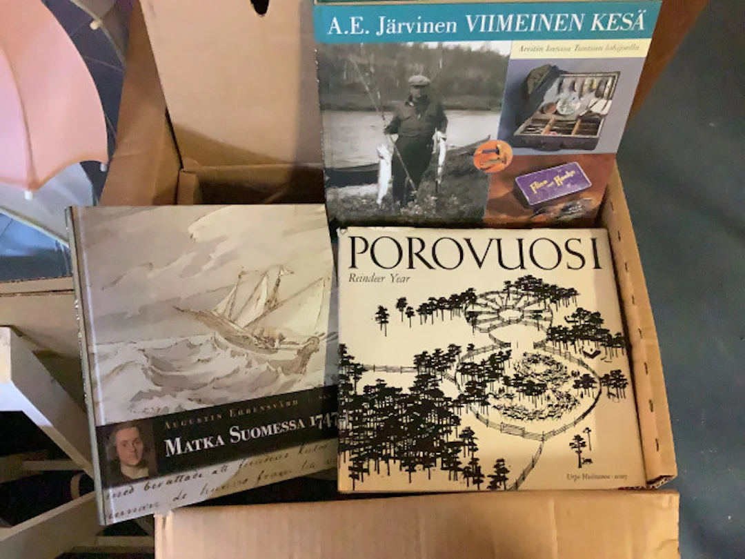 10 - Laatikollinen kirjoja