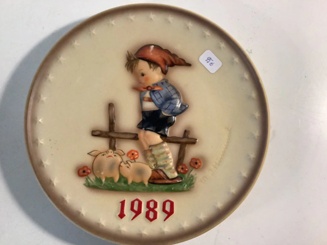 35 - Käsinmaalattu vuosilautanen 1989