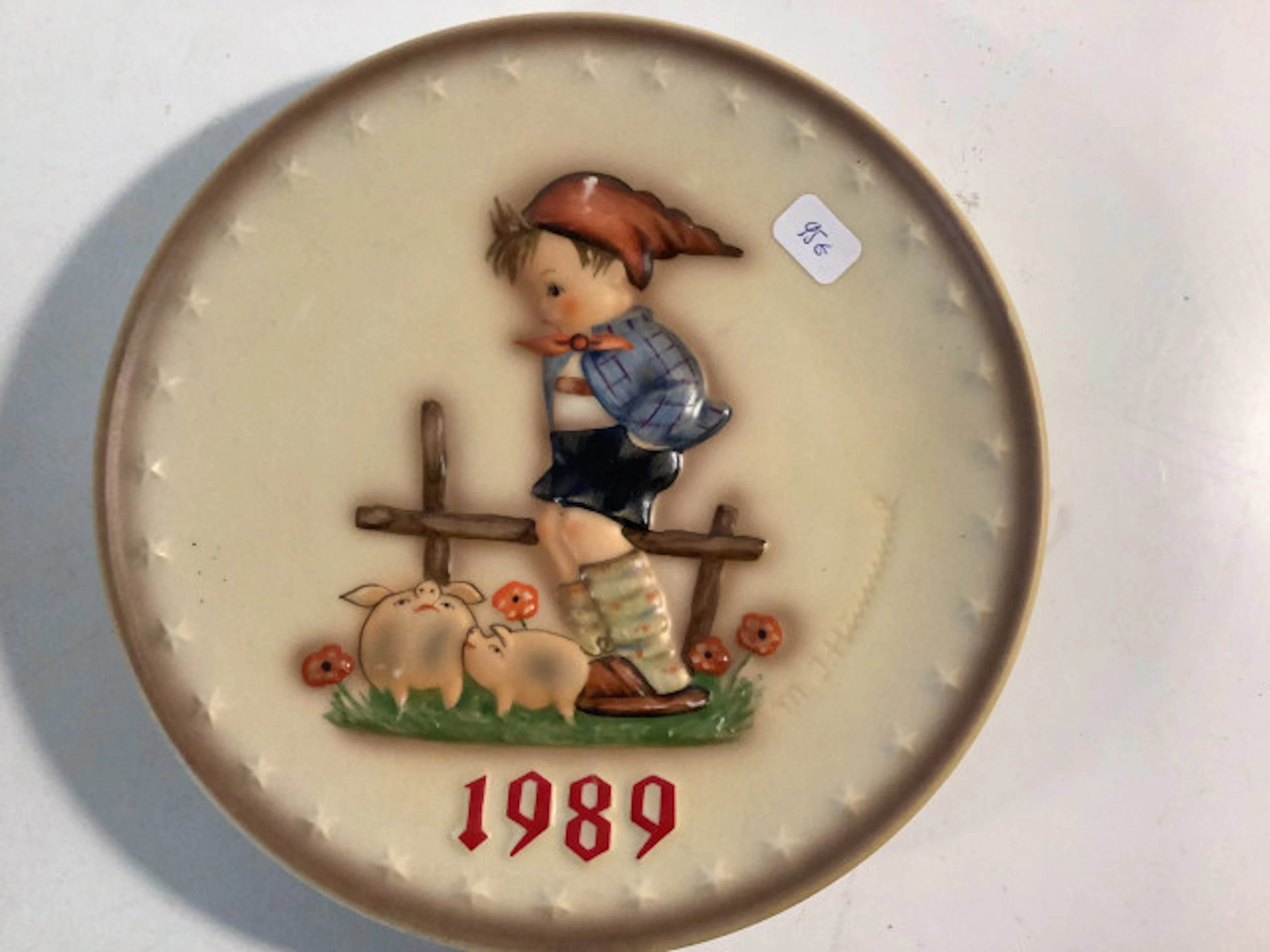 35 - Käsinmaalattu vuosilautanen 1989