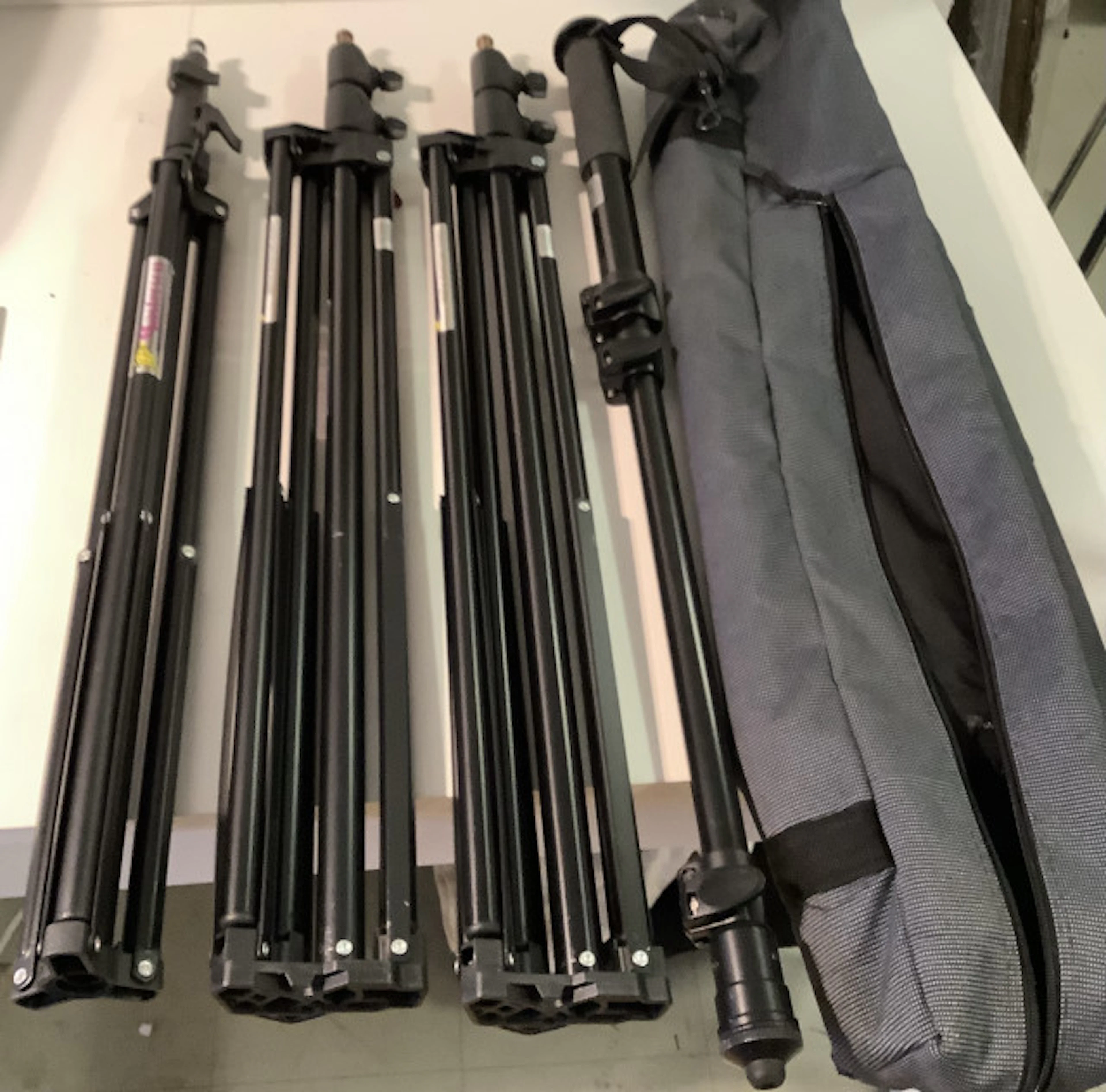 132 - Manfrotto valaisinjalustoja