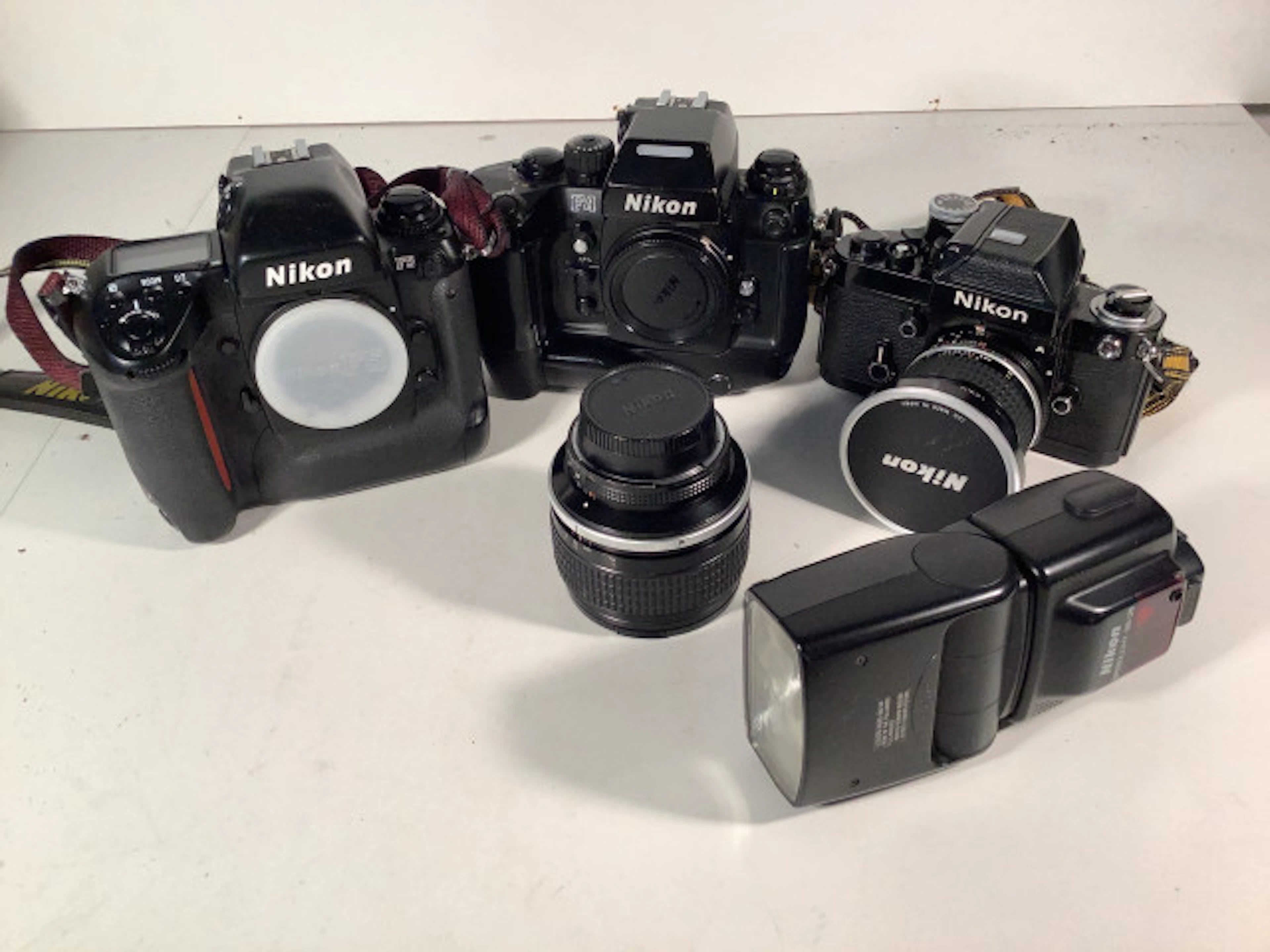 52 - Nikon filmikamerarungot F2,F4 ja F5 sekä Nikon salamalaite