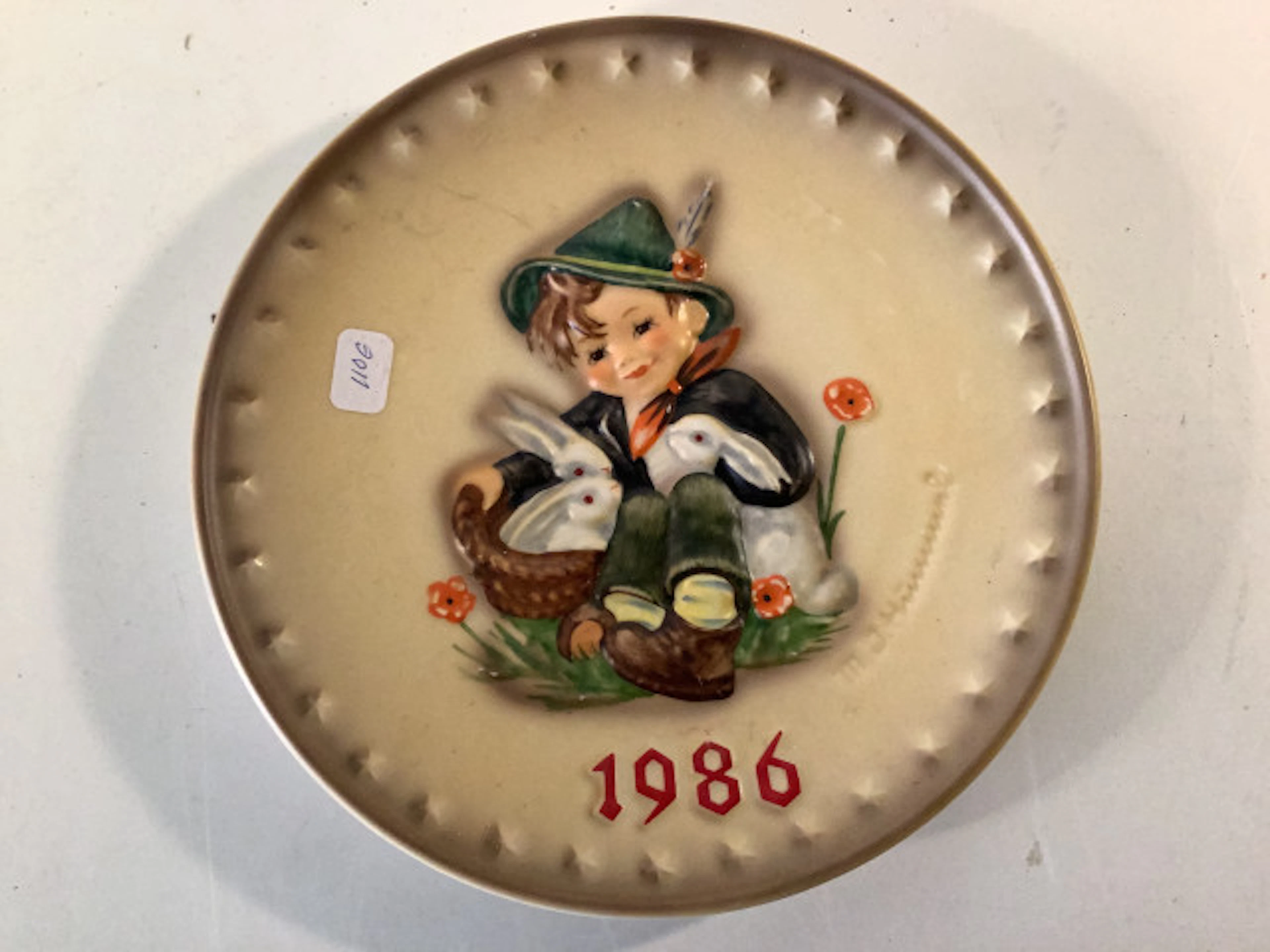 34 - Käsinmaalattuvuosilautanen 1986