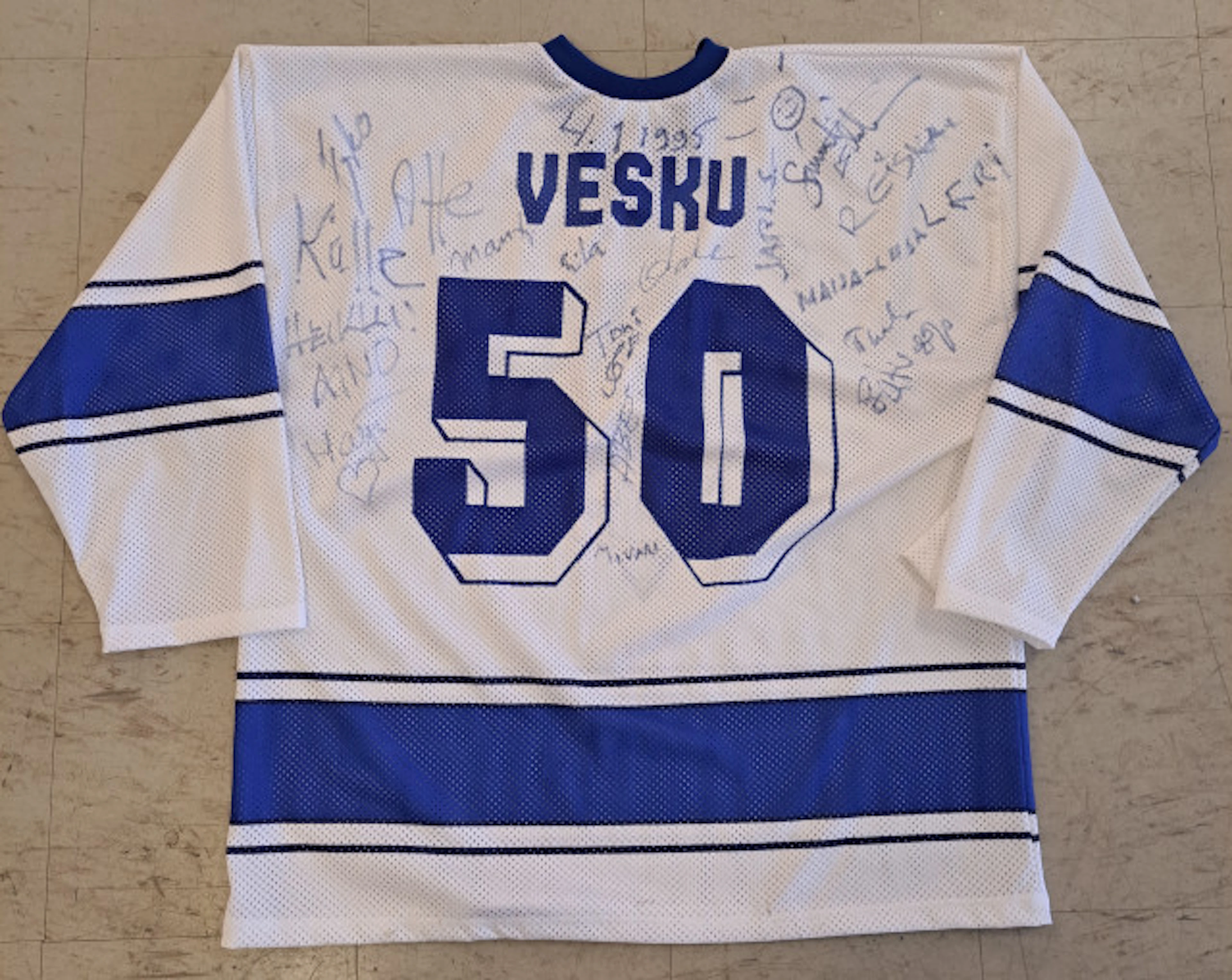 30 - Vesa-Matti Loiri 50-vuotta Suomen Jääkiekkomaajoukkue pelipaita