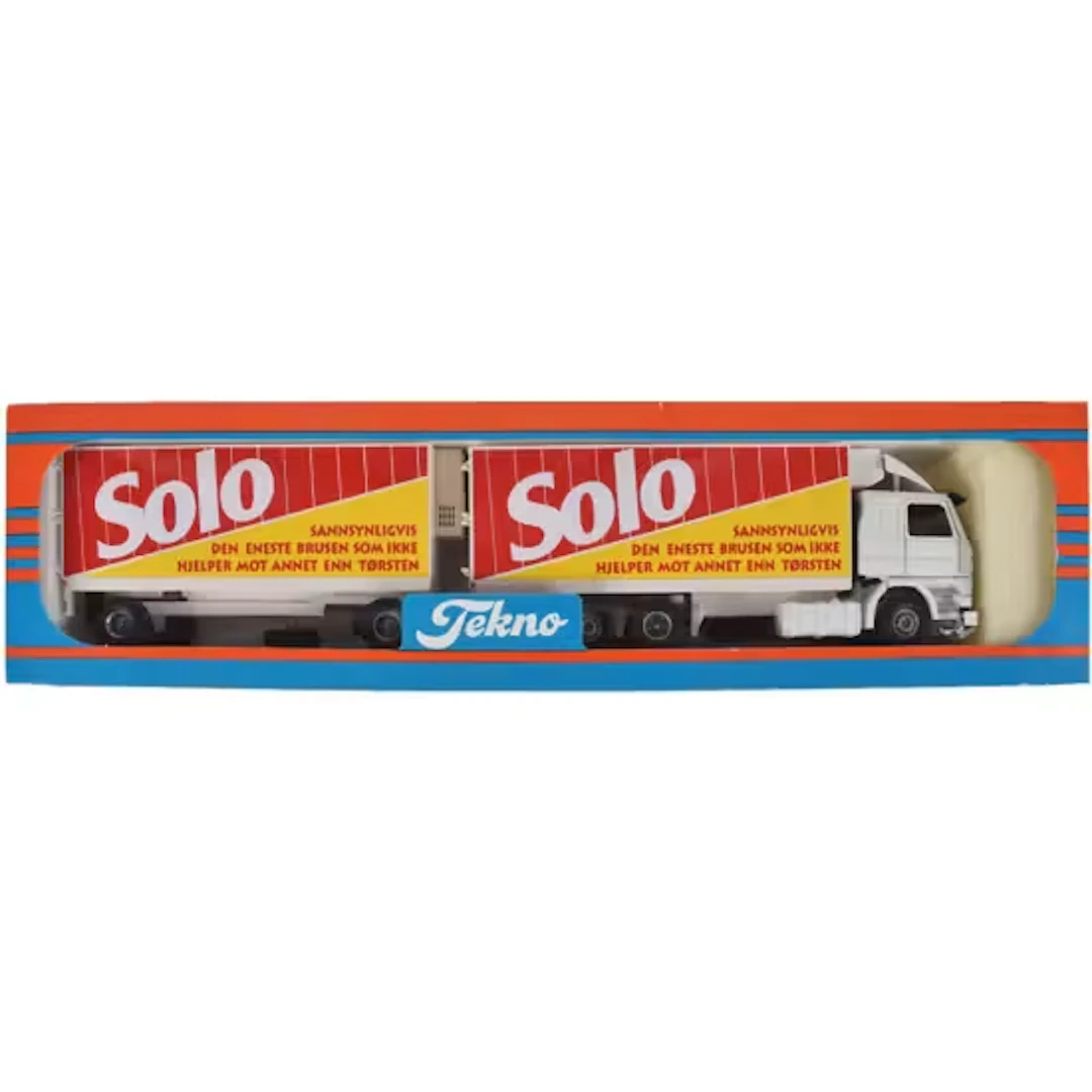SOLO. Flott Scania R143M 6x2 vogntog fra Tekno i original eske.