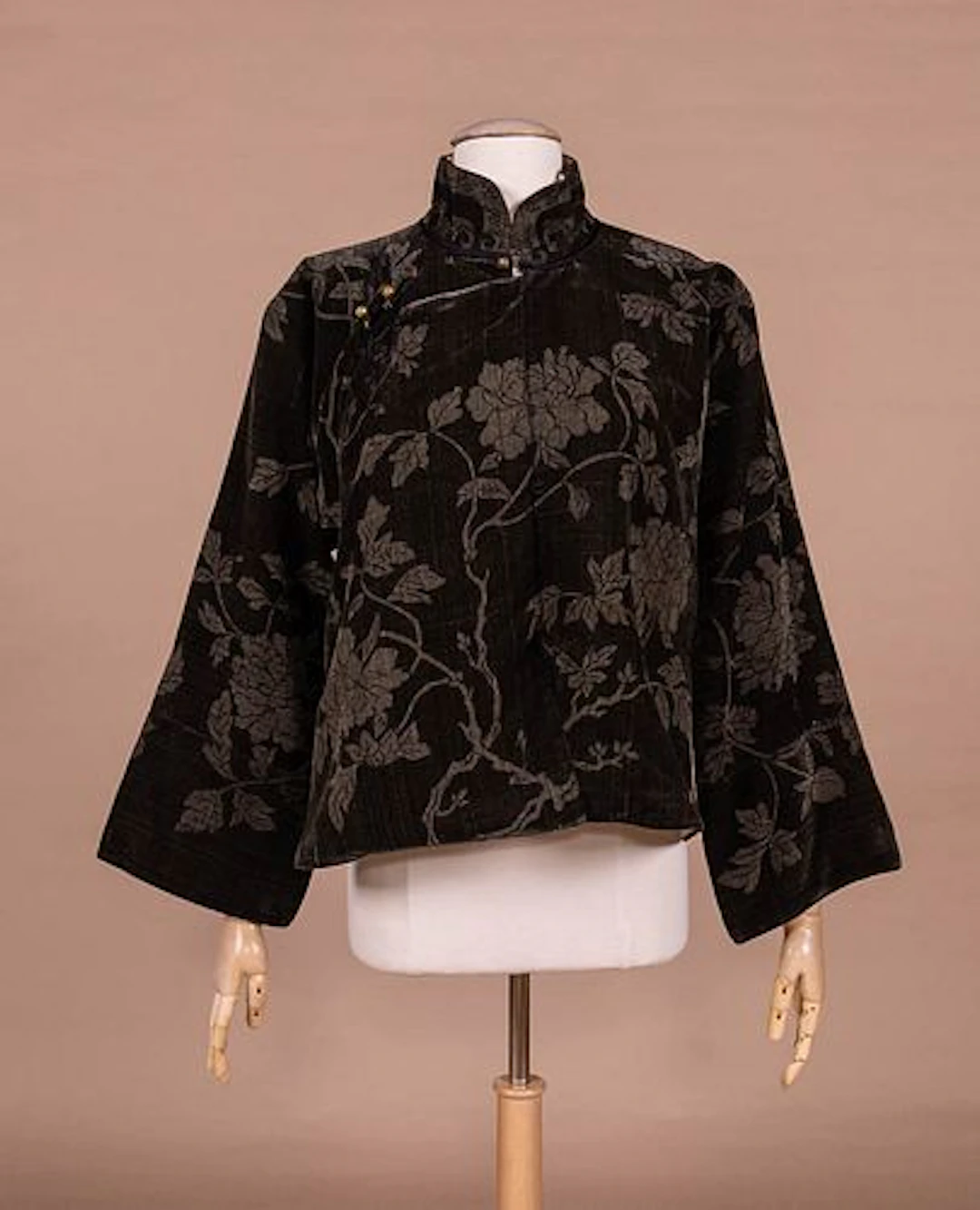 BROWN PATTERNED VELVET ROBE, CHINA, EARLY 20TH C