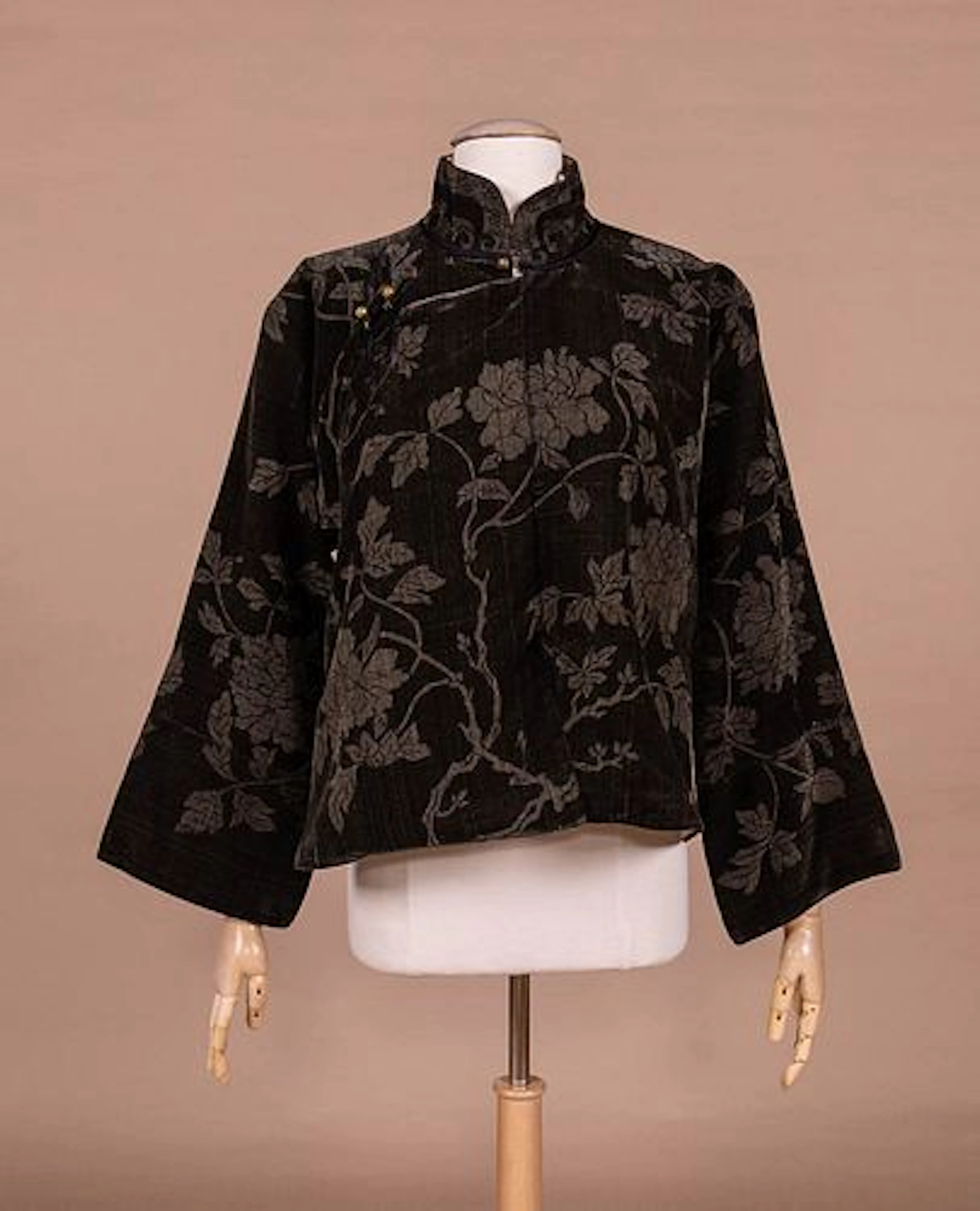 BROWN PATTERNED VELVET ROBE, CHINA, EARLY 20TH C