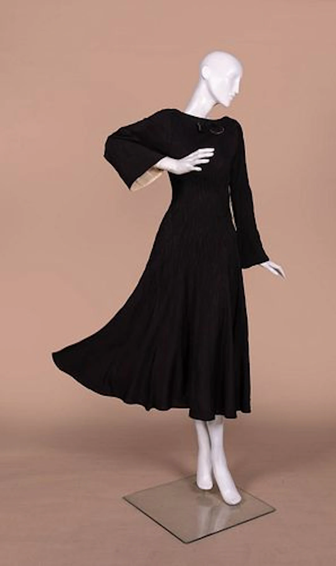 ART DECO CREPE DINNER DRESS W/ DECORATIVE STITCHING, 1930S