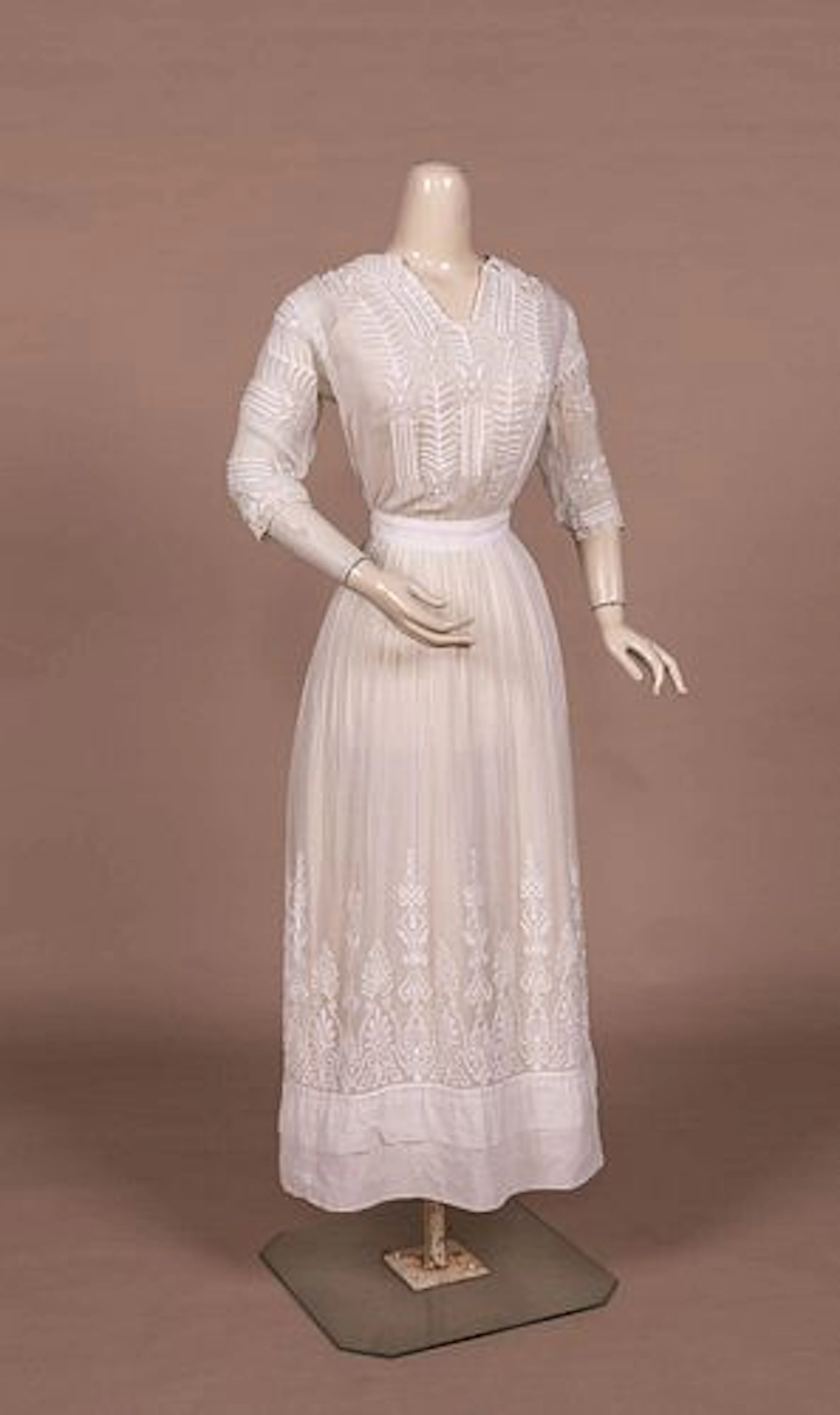 EMBROIDERED WHITE LINGEIRE DRESS, 1910S