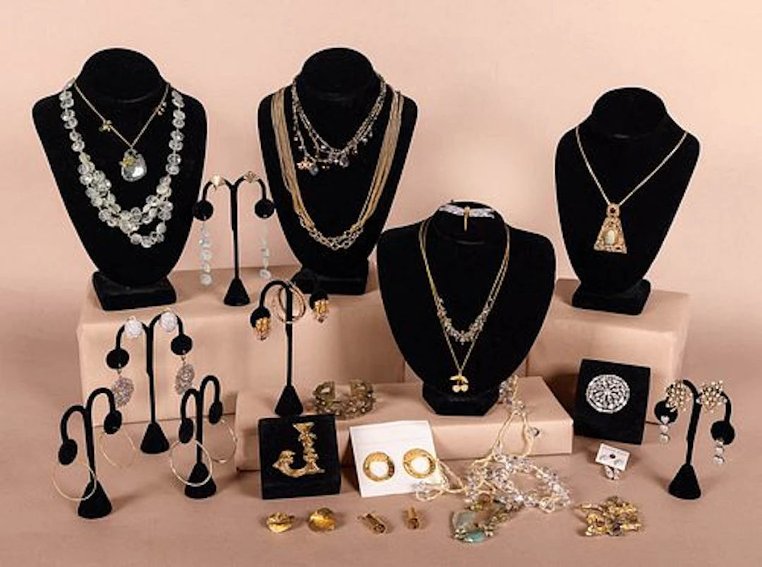 GENEROUS LOT OF GLAMOUROUS GOLD TONE COSTUME JEWELRY