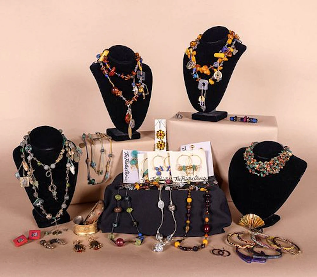 GENEROUS LOT OF INTERESTING ARTISAN JEWELRY