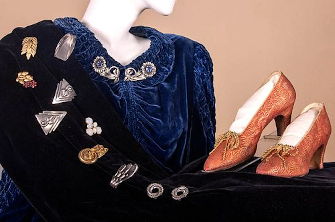 GENEROUS LOT OF SHOE OR DRESS CLIPS, 1930-1940s