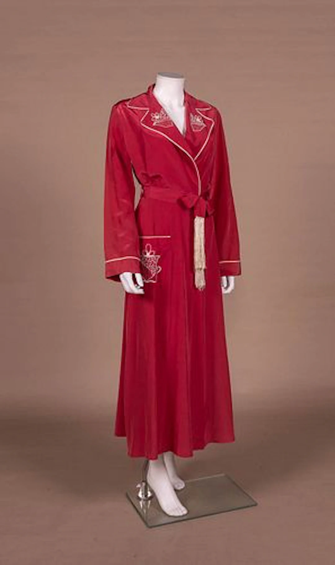 GLAMOUROUS EMBROIDERED ROBE, 1940S