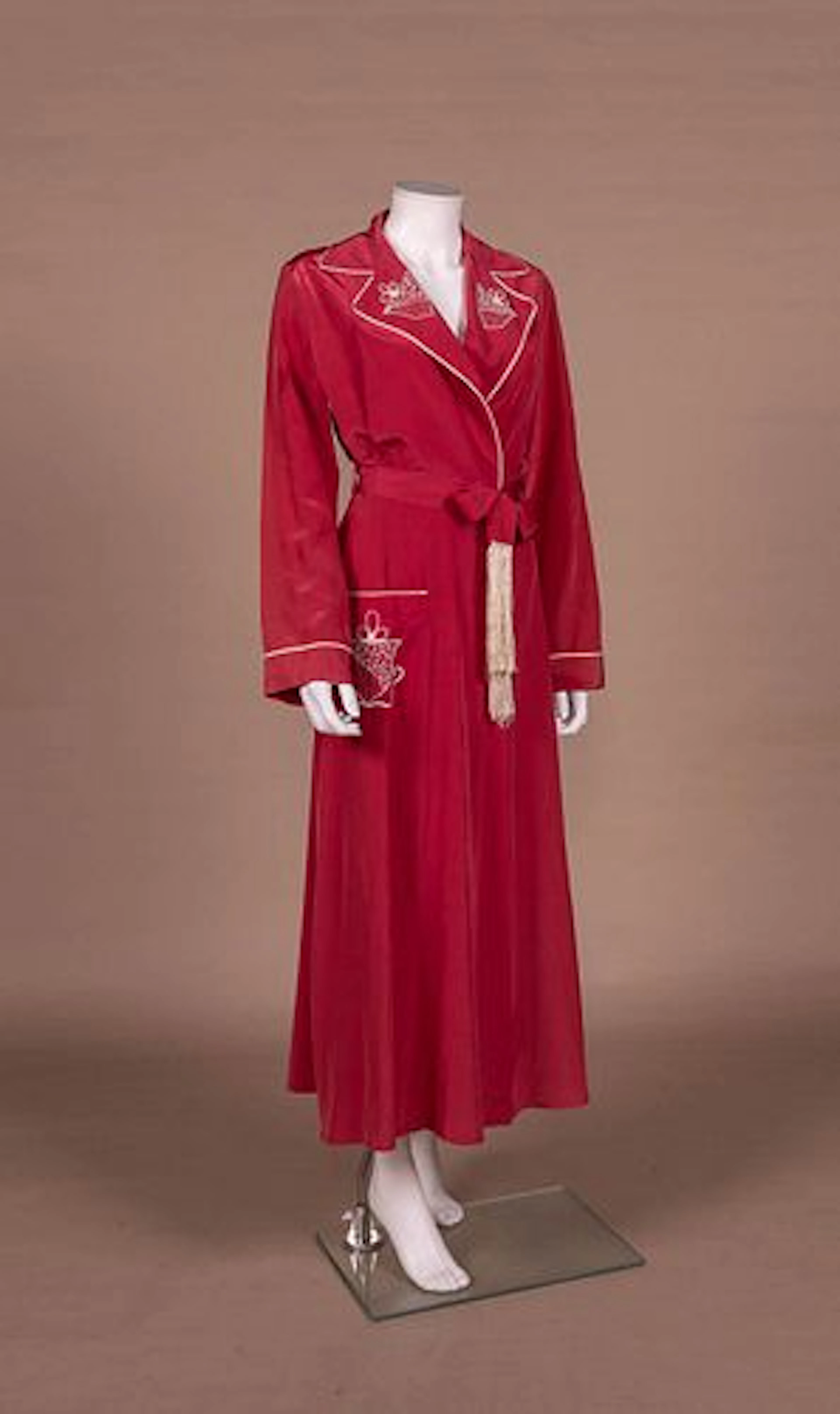 GLAMOUROUS EMBROIDERED ROBE, 1940S