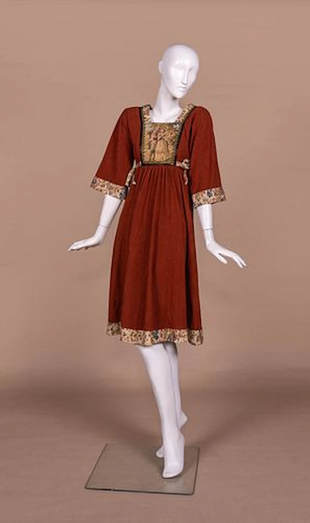 YOUNG EDWARDIAN ROMANTIC REVIVAL DRESS, EARLY 1970S