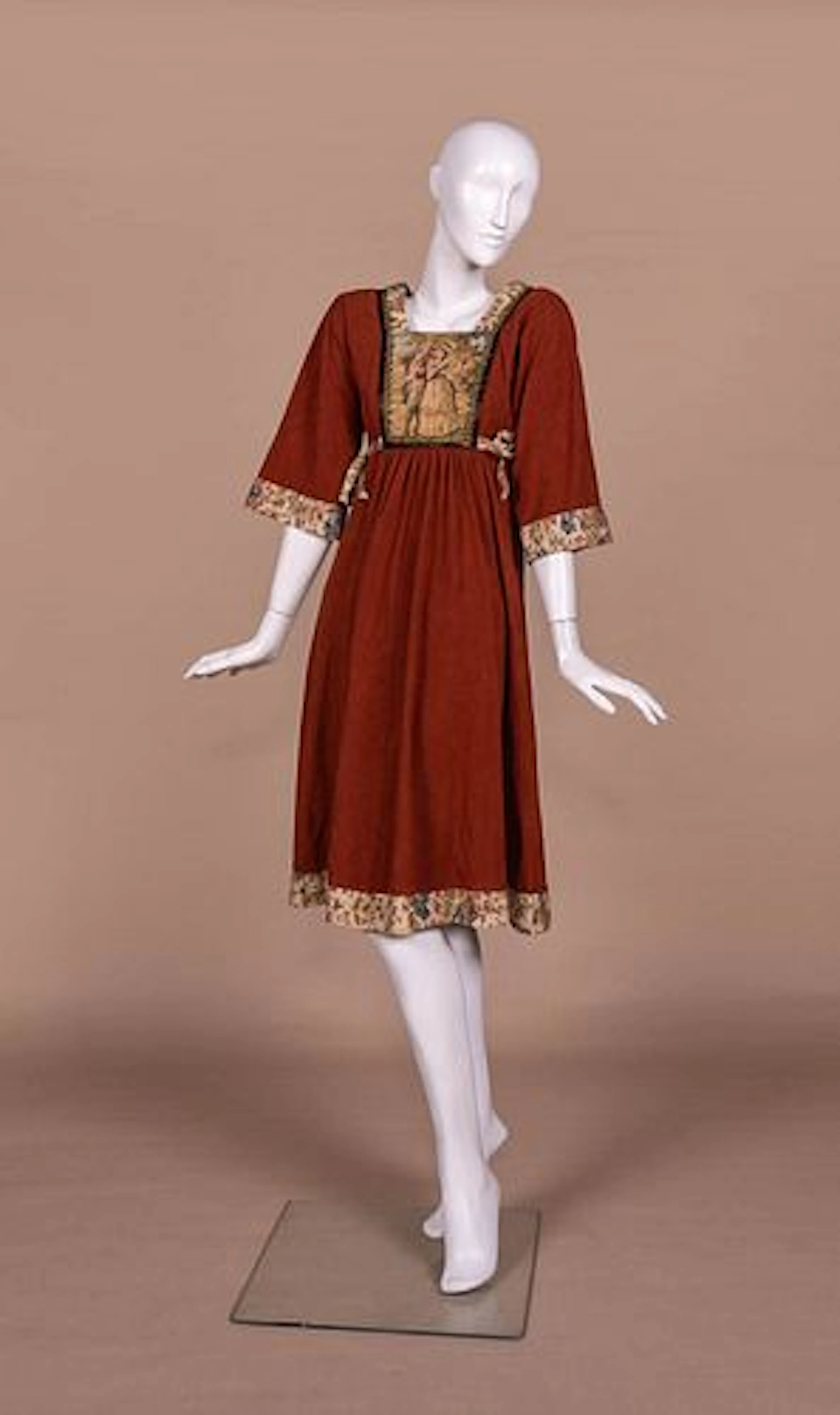 YOUNG EDWARDIAN ROMANTIC REVIVAL DRESS, EARLY 1970S