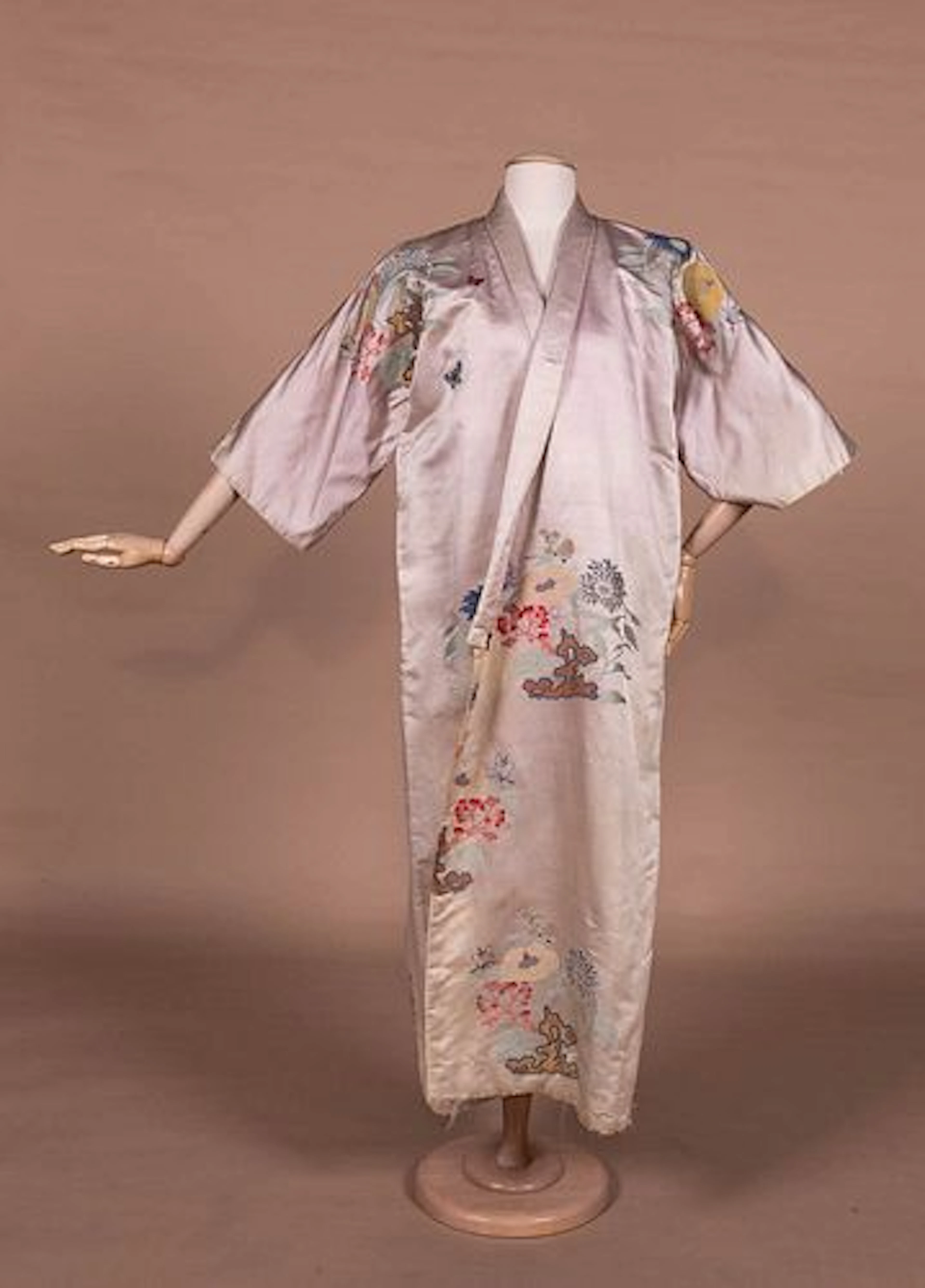 LAVENDER FIGURED SILK KIMONO, MID 20TH C