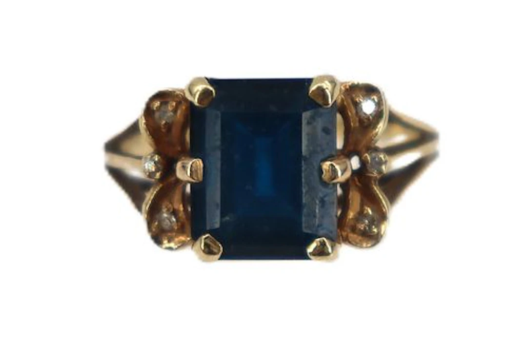 14k Gold, Sapphire and Diamond Ring - RS: 7.25 - Gross 3.8 g.