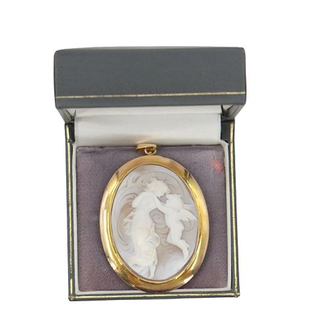 Fine Carved Cameo Brooch/Pendant With Cupid and Psyche in Tested 10k