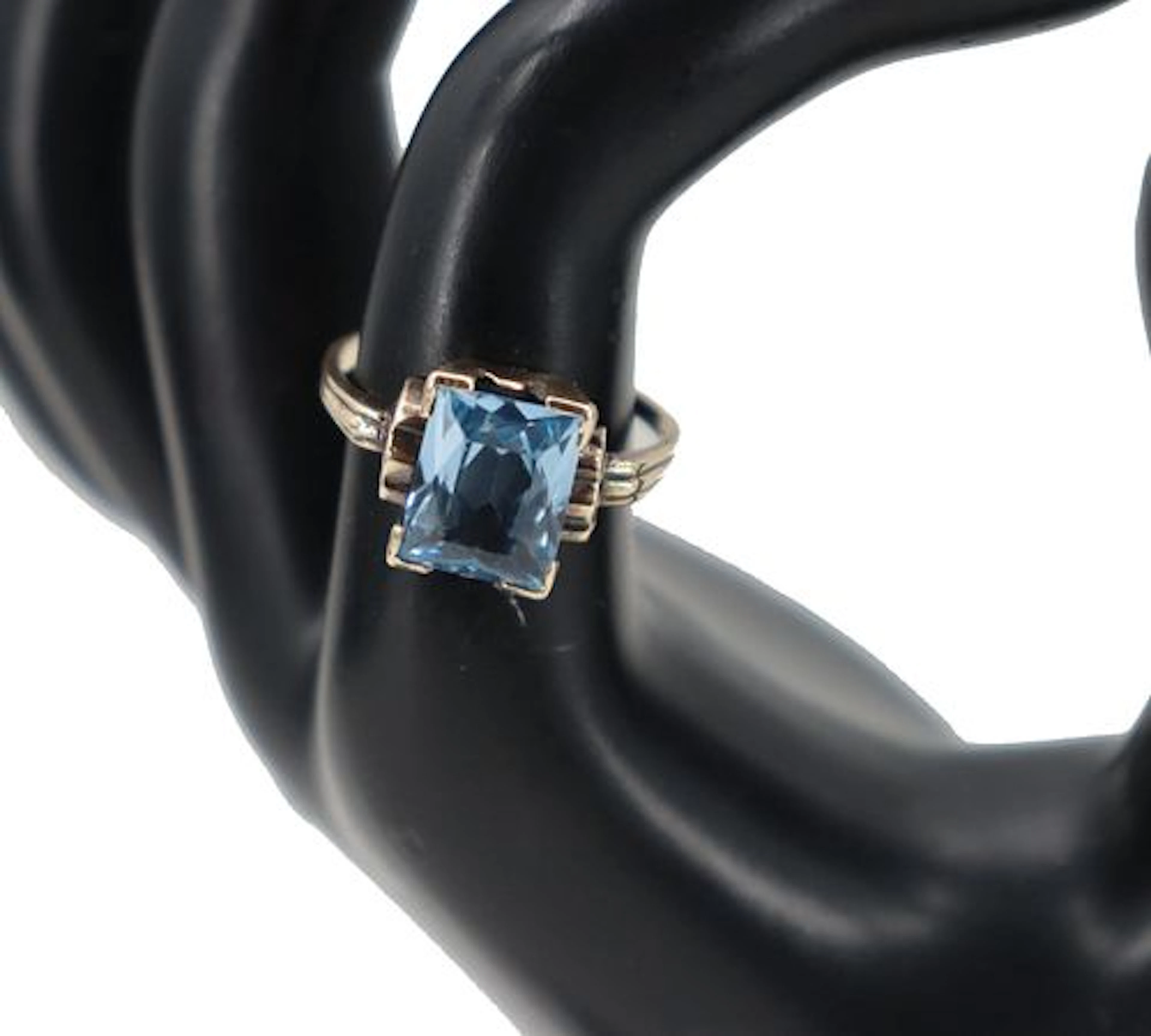 Marked 10k Gold and Blue Topaz Ring - RS: 7.75 - Gross 2.5 g.