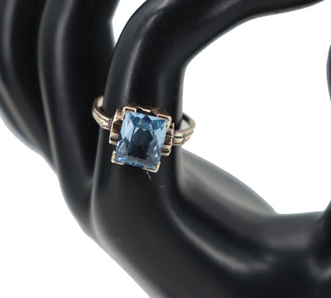 Marked 10k Gold and Blue Topaz Ring - RS: 7.75 - Gross 2.5 g.