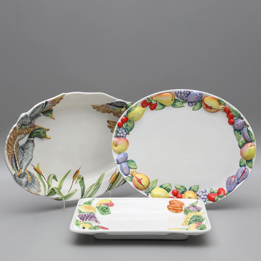 UPPLÄGGNINGSFAT, 3 delar, porslin/flintgods, 1900-talets andra del.
