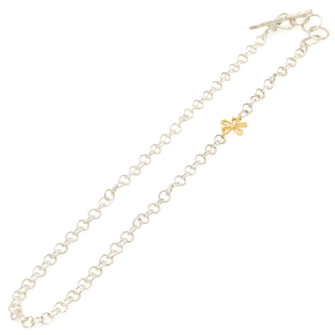 SANDBERG OF SWEDEN, collier, sterlingsilver samt blomma i 18 k guld