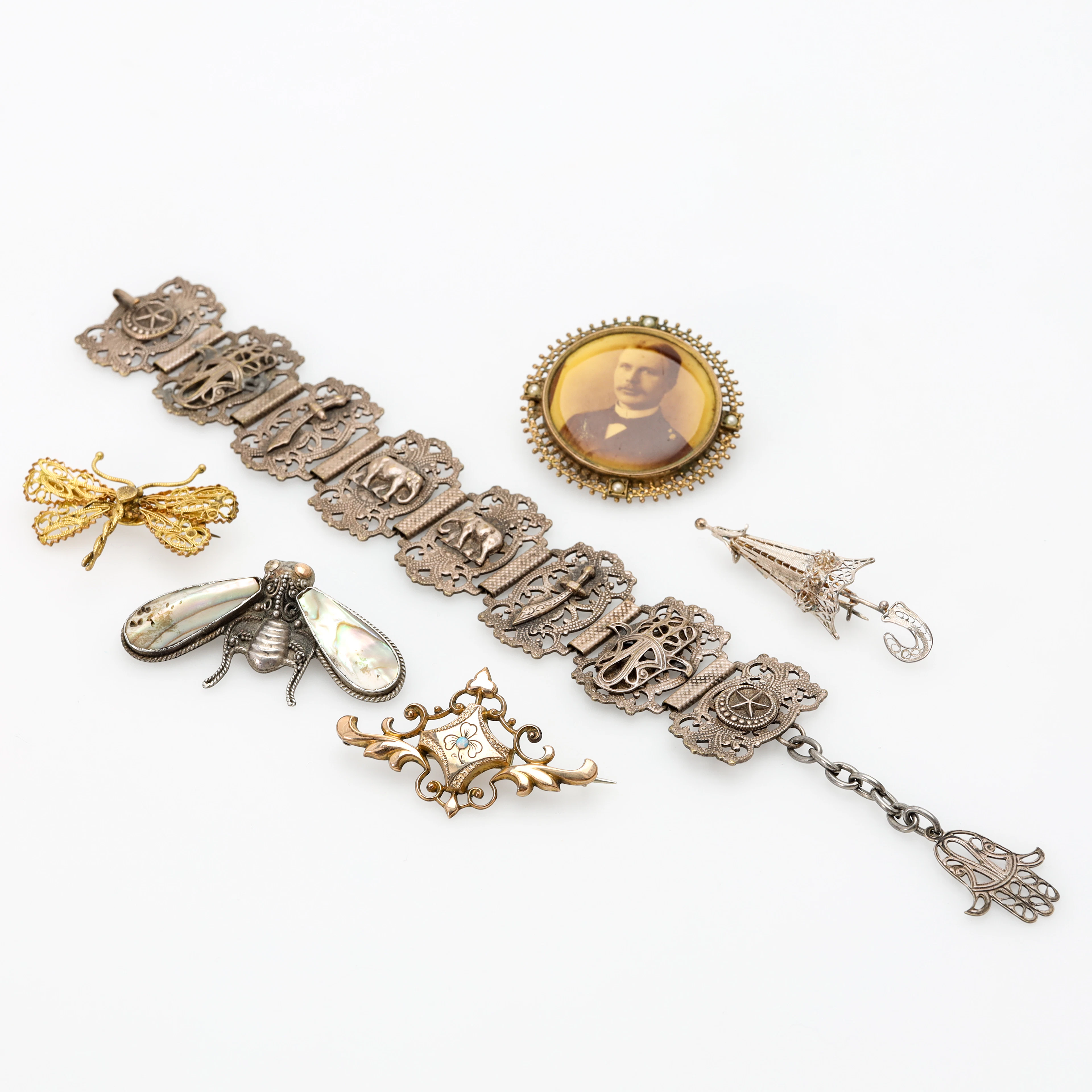 BROSCHER samt ARMBAND, 6 delar, silver, oädel metall samt pärlemor, 1900-tal.