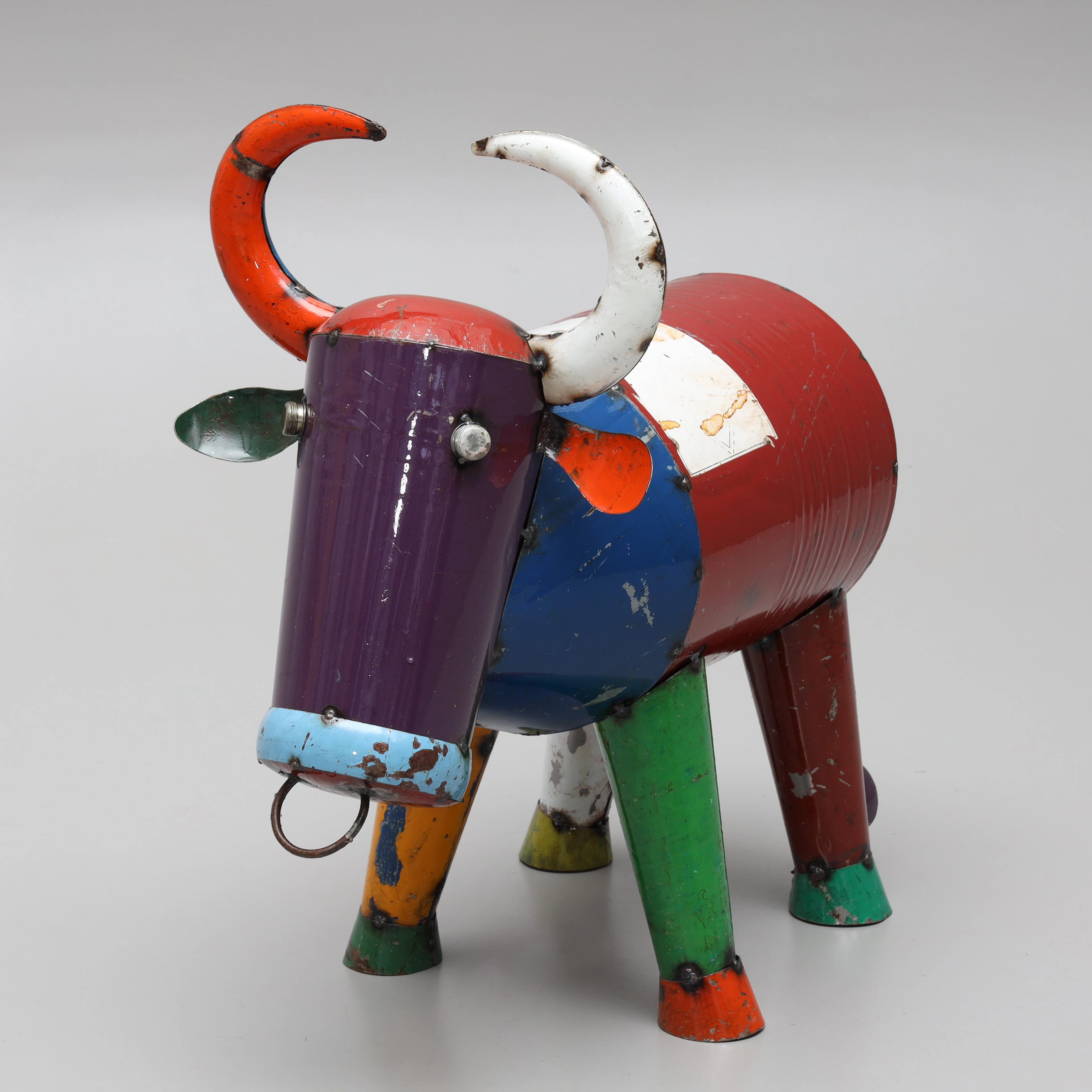 AARON JACKSON, skulptur, handgjord, "Bruce the Bull", EE-I-EE-I-O, 2000-tal.