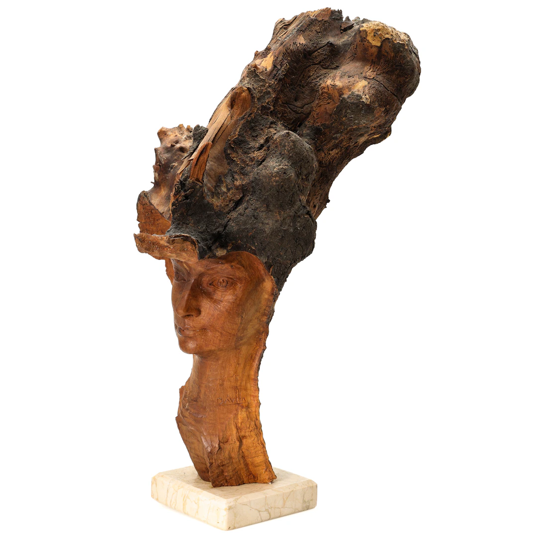 OIDENTIFIERAD KONSTNÄR. Skulptur, karvad ur rot, sockel i sten, formation
