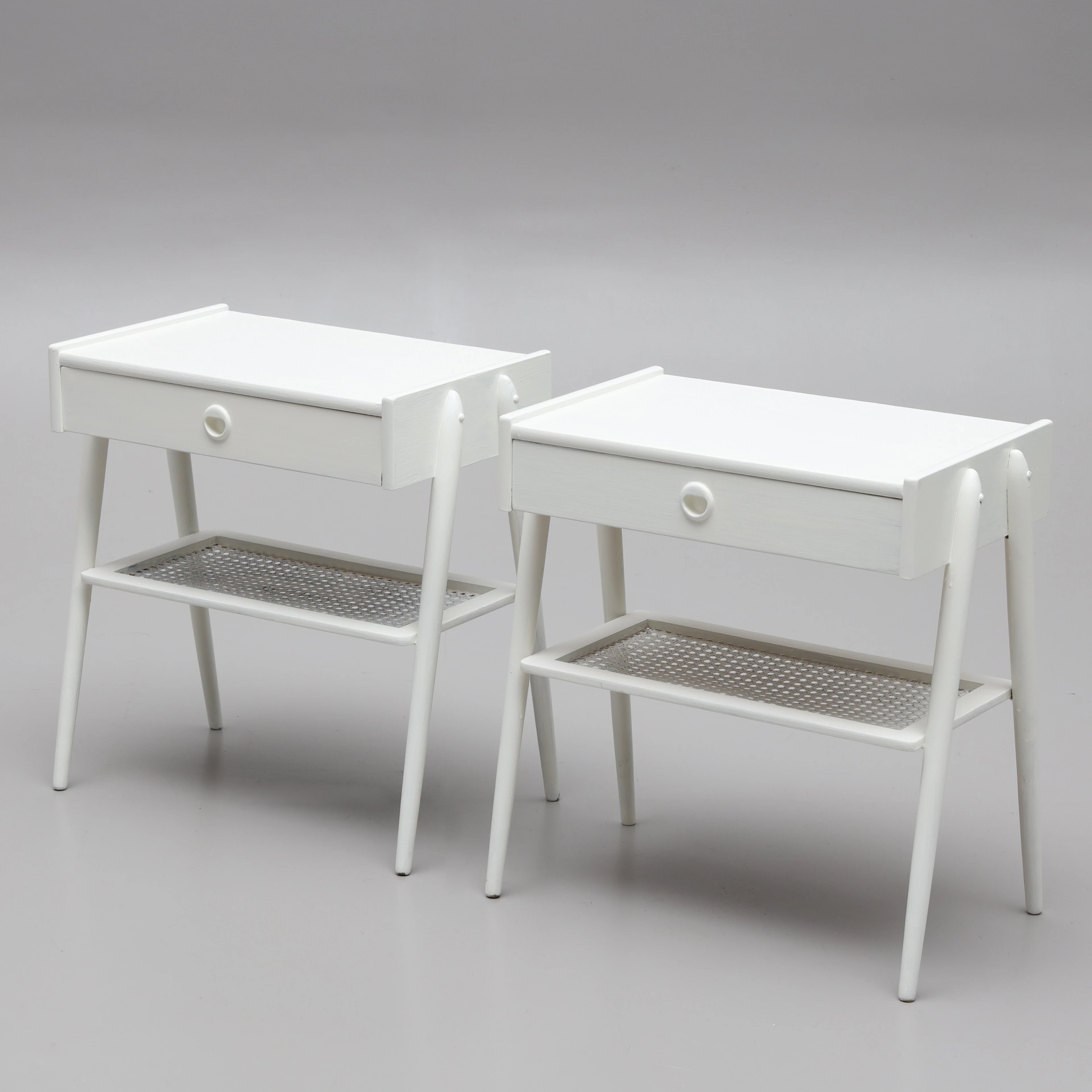 SÄNGBORD, ett par, bemålade, 1950/60-tal.