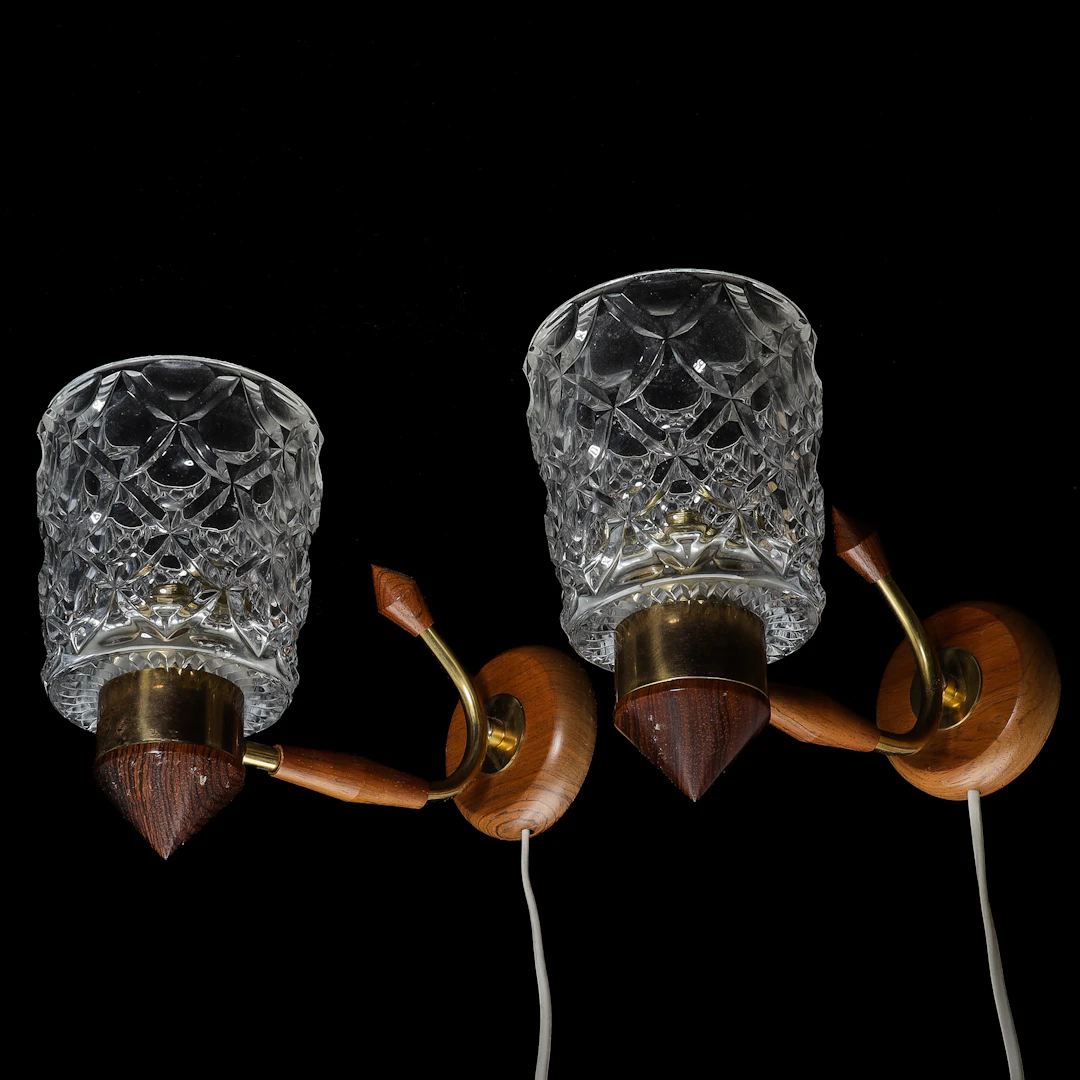 VÄGGLAMPOR, ett par, teak & glas, 1950/60-tal.