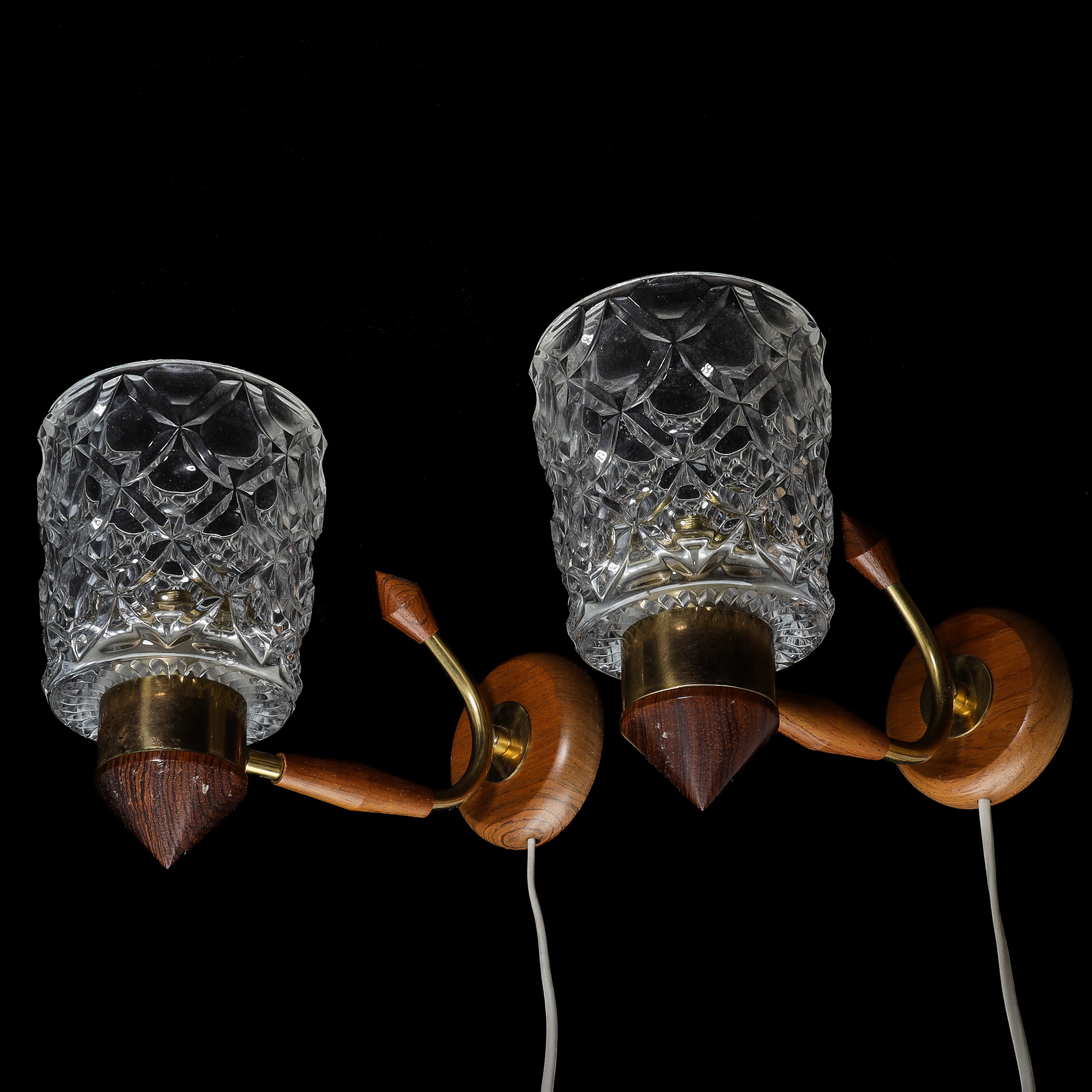 VÄGGLAMPOR, ett par, teak & glas, 1950/60-tal.