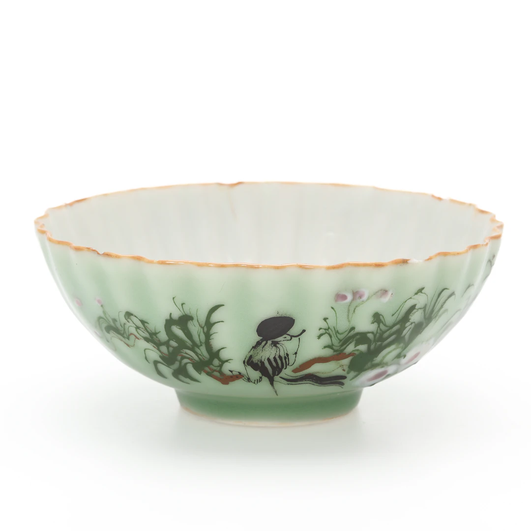 SKÅL, porslin, celadon, dekor av qilin och växtlighet, Japan, tidigt 1900-tal.