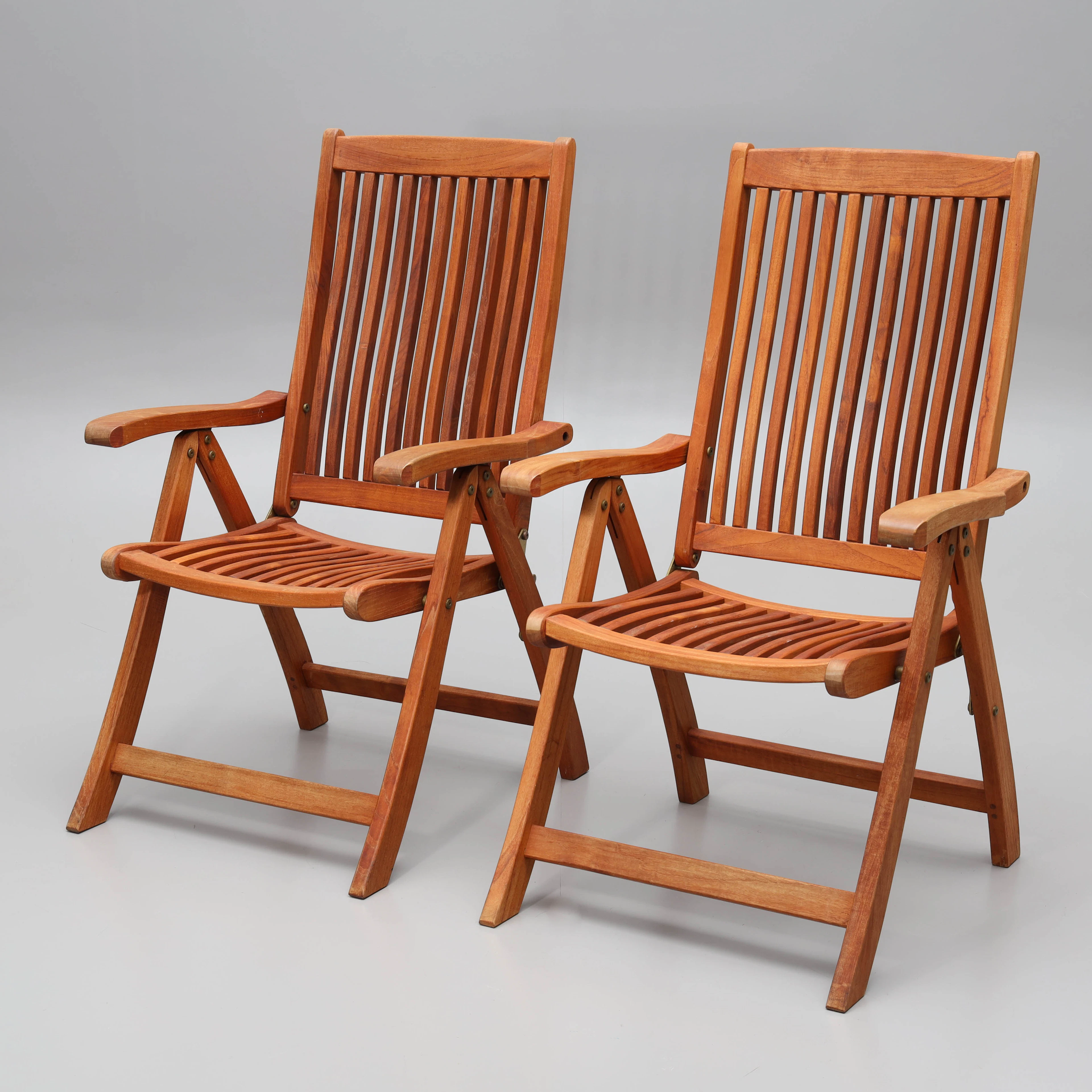 TRÄDGÅRDSSTOLAR, ett par, teak.