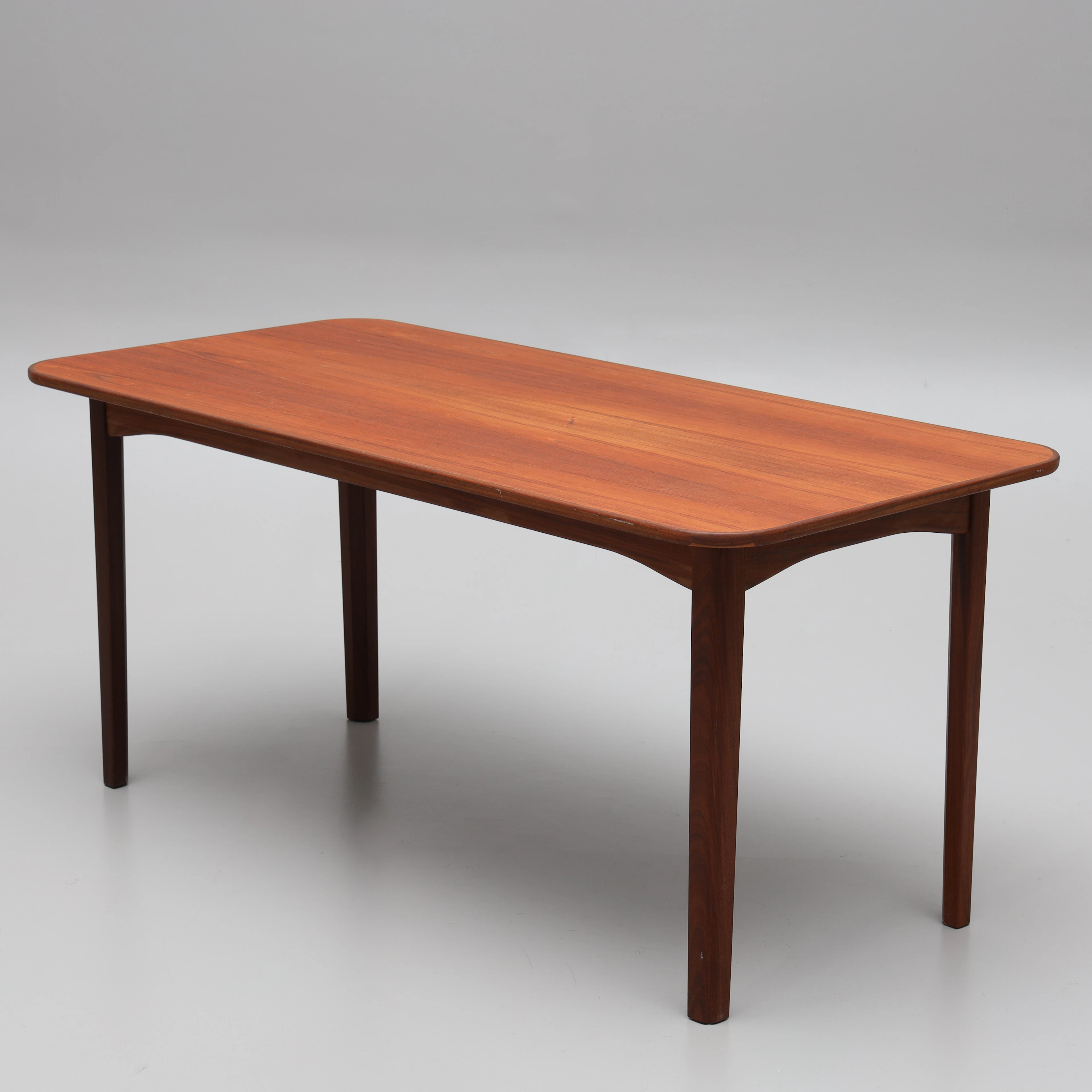 CARL MALMSTEN. Soffbord, fanerat i teak, "Hemmakväll", 1900-tal.