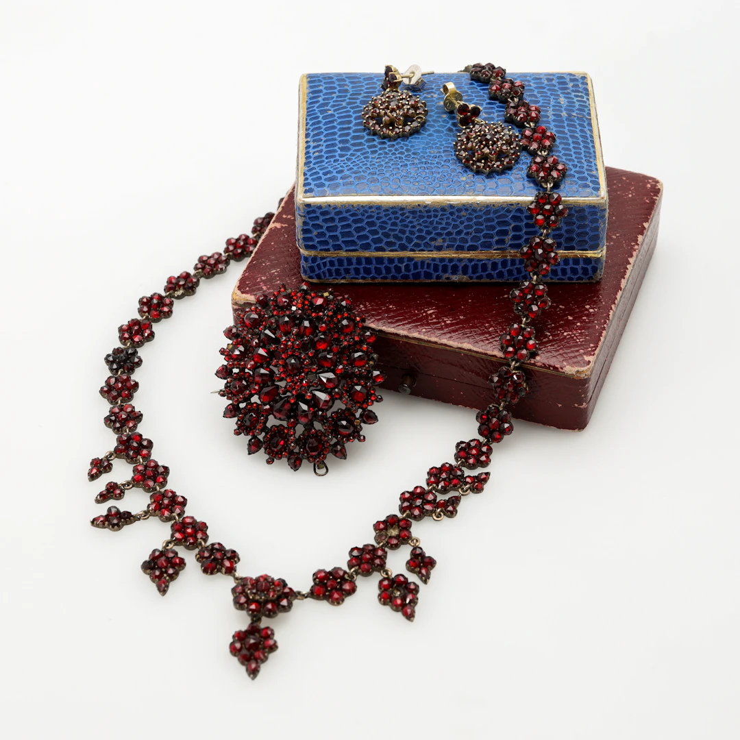 COLLIER, granater, utbytbart hänge/kläpp, 1800/1900-tal samt örhängen.
