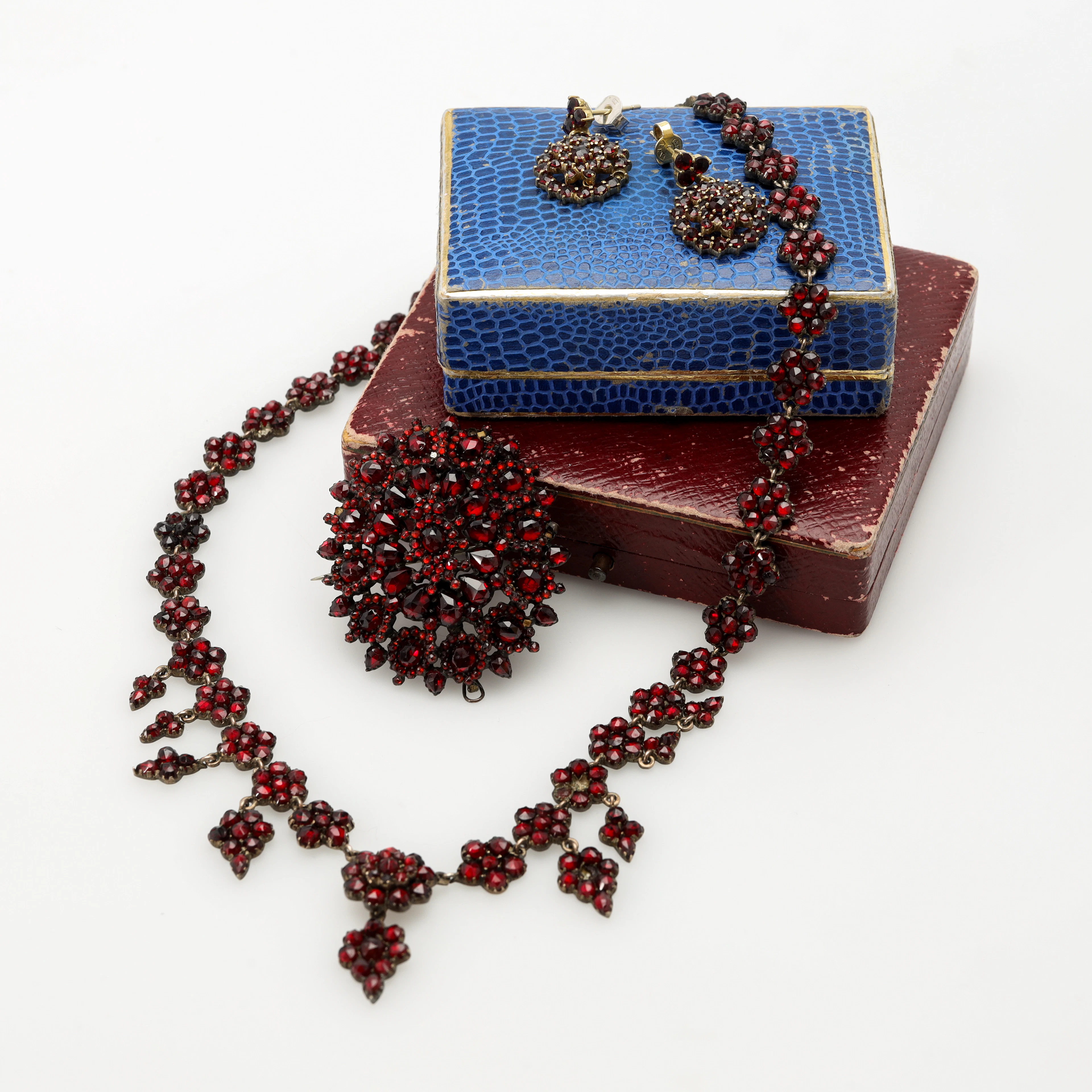 COLLIER, granater, utbytbart hänge/kläpp, 1800/1900-tal samt örhängen.