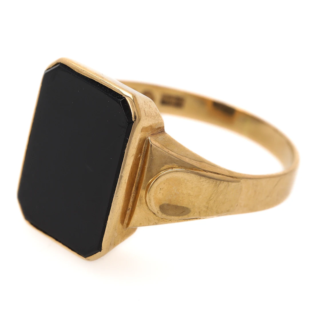 RING, 18 k guld med planslipad onyx, Falköping 1957.