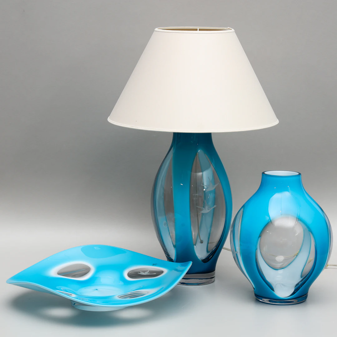 BORDSLAMPA, VAS samt FAT, handslipat motiv Nils Holgersson, numrerade