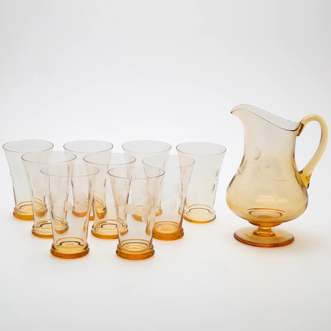 GLAS samt KANNA, 10 delar, slipad dekor av hjorton, 1900-talets första hälft.