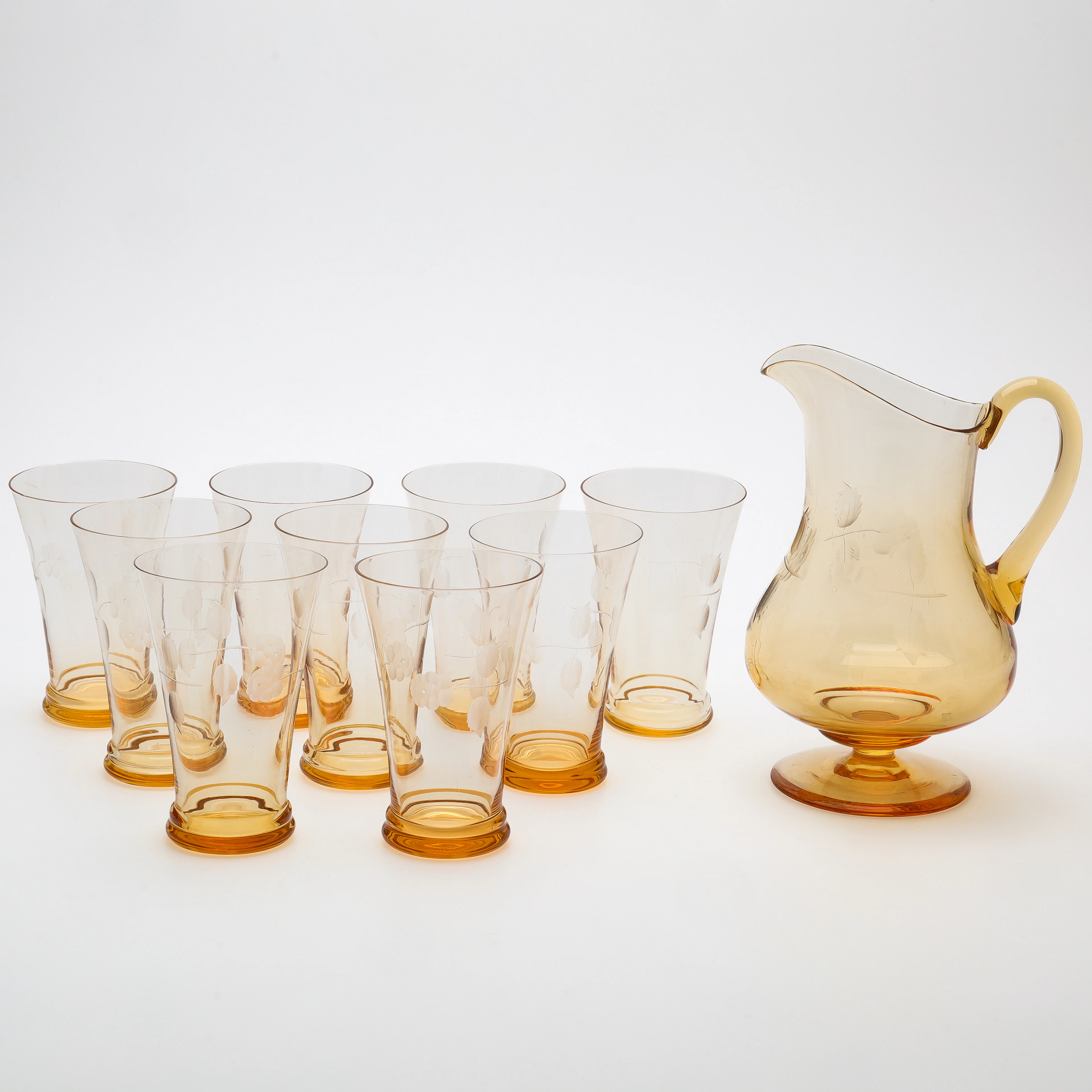 GLAS samt KANNA, 10 delar, slipad dekor av hjorton, 1900-talets första hälft.