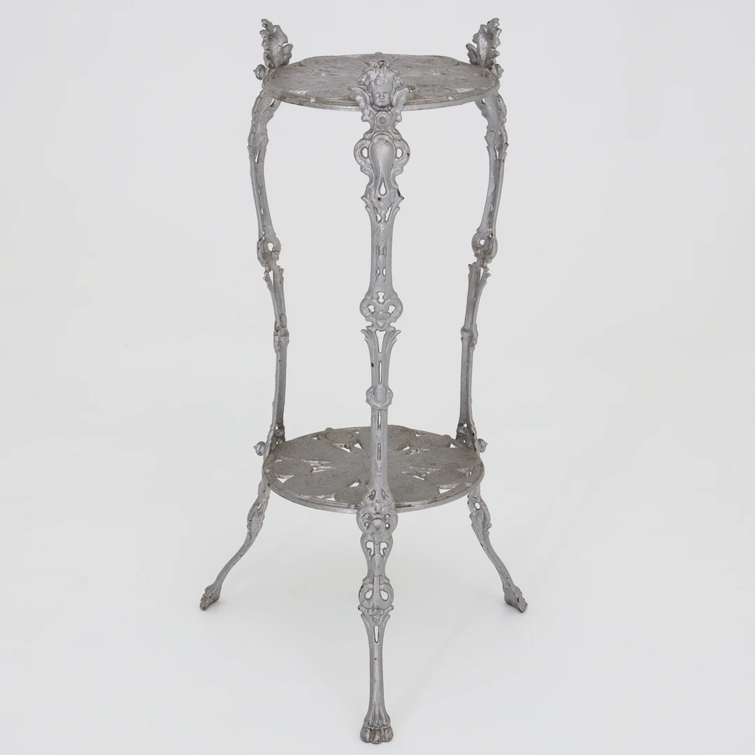 PIDESTAL, gjuten metall, 1900-talets senare del.