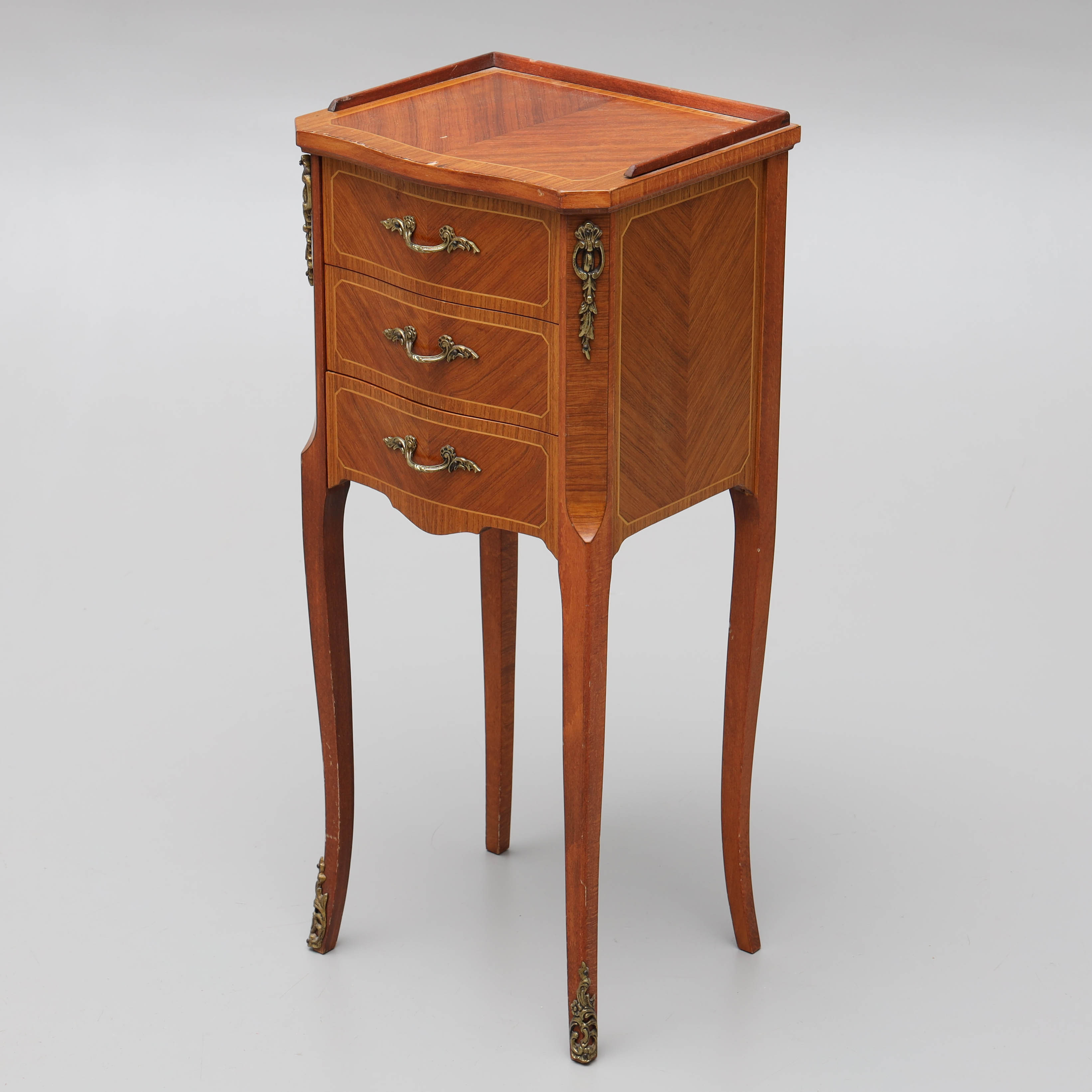 SÄNGBORD, gustaviansk stil, Sundlings, Tranås. 1900-talets senare hälft.