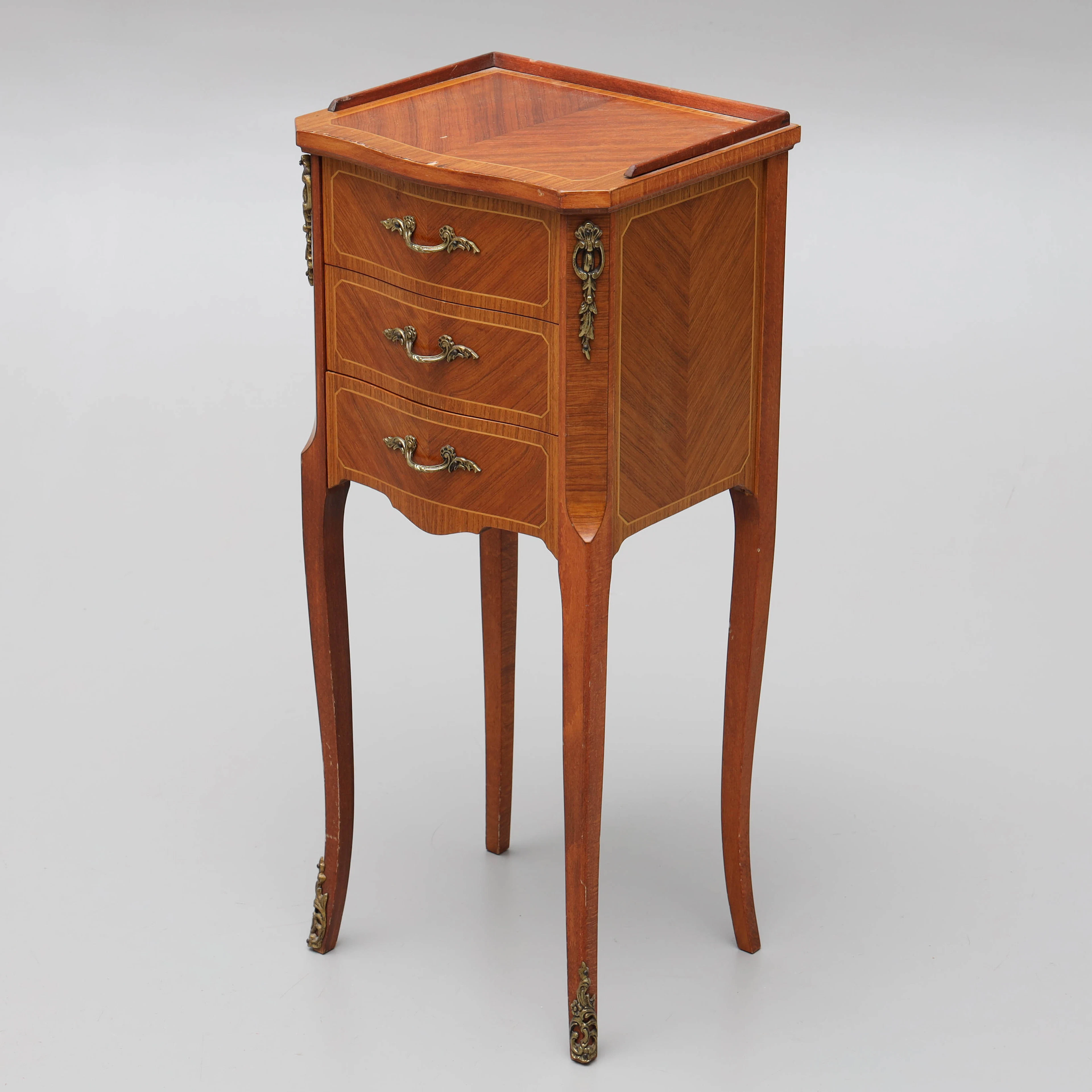SÄNGBORD, gustaviansk stil, Sundlings, Tranås. 1900-talets senare hälft.