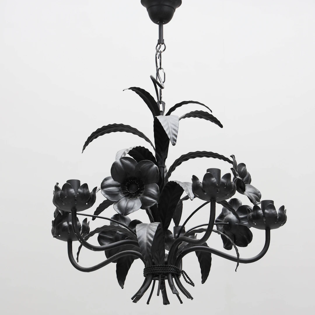 TAKLAMPA, lackad metall, dekorerad med blommor, 1900-tal.
