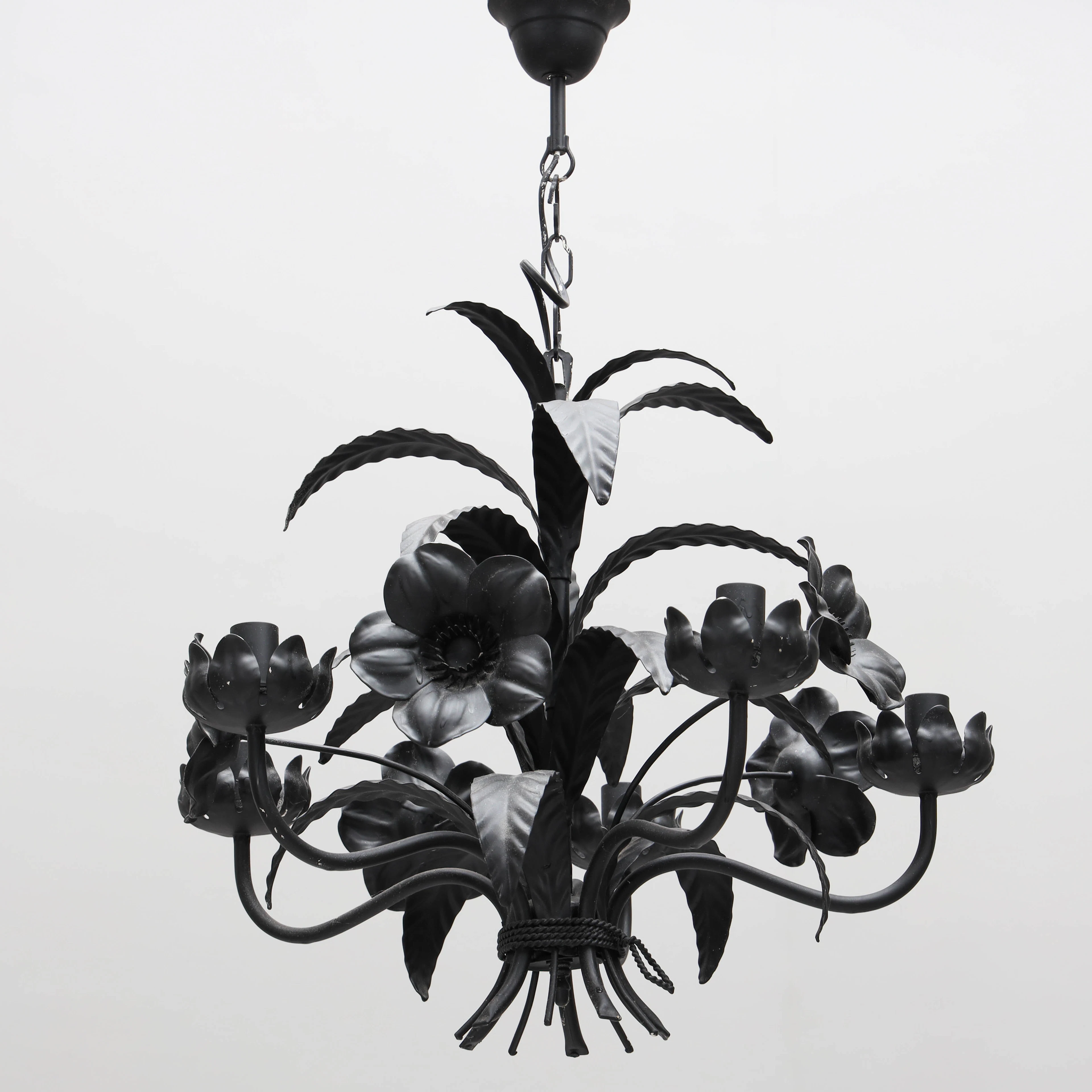 TAKLAMPA, lackad metall, dekorerad med blommor, 1900-tal.